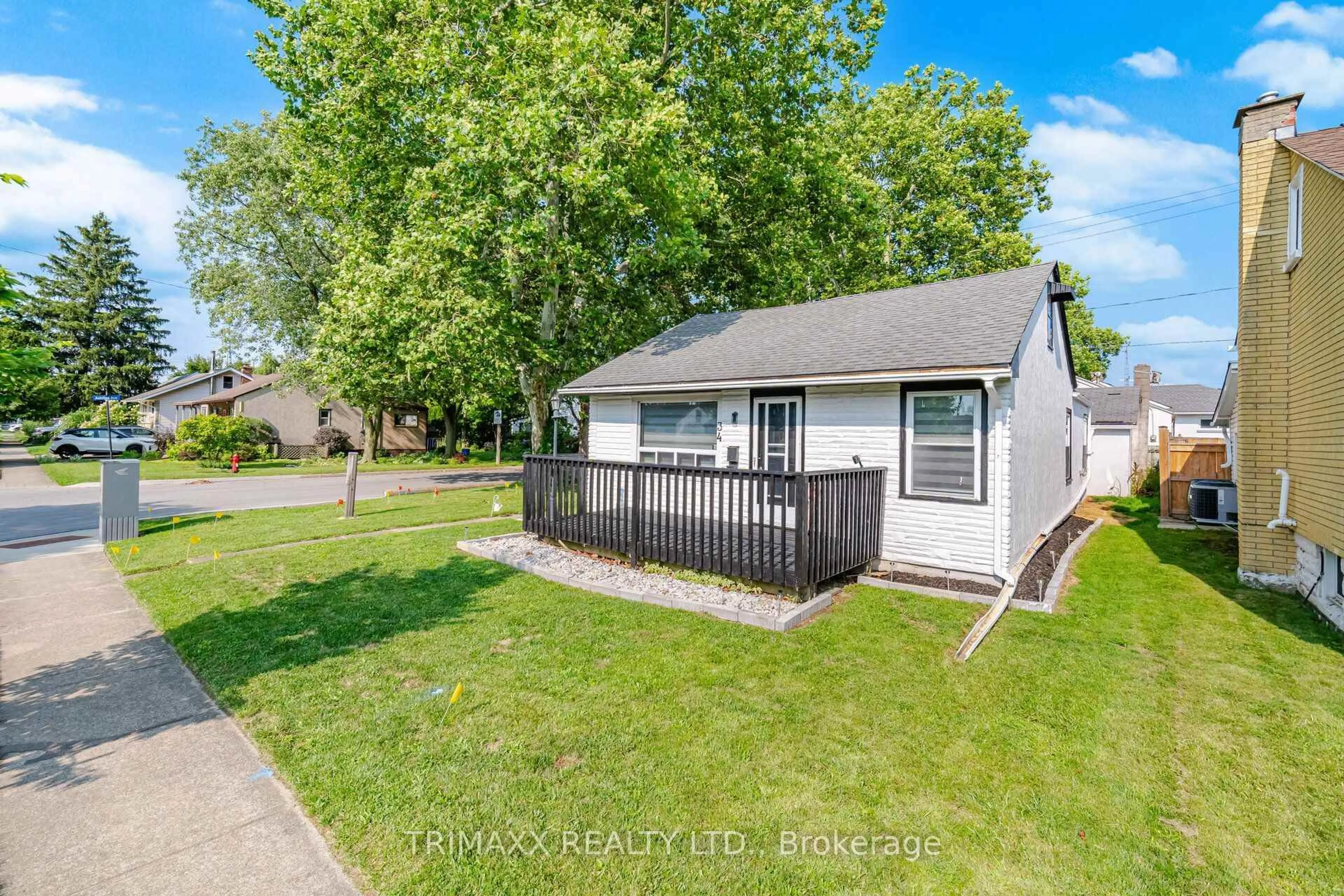 A pic from outside/outdoor area/front of a property/back of a property/a pic from drone, street for 34 DOVER Rd, Welland Ontario L3B 2T9