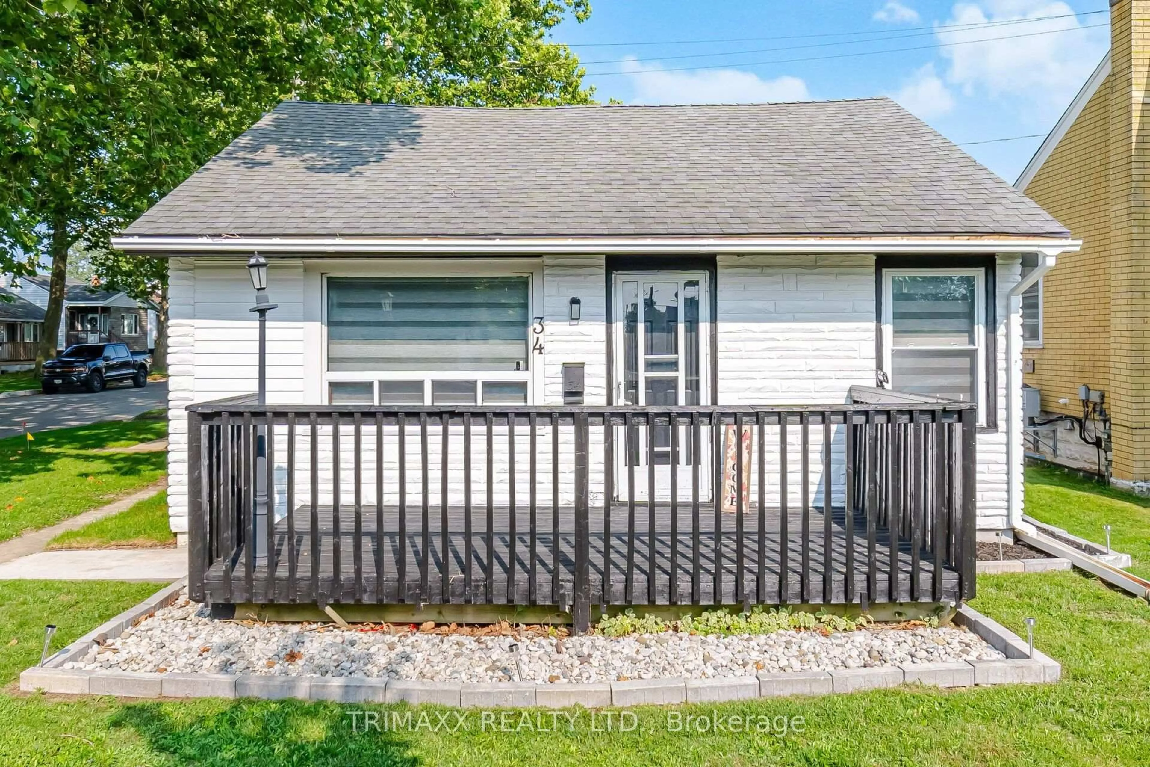 Home with vinyl exterior material, street for 34 DOVER Rd, Welland Ontario L3B 2T9