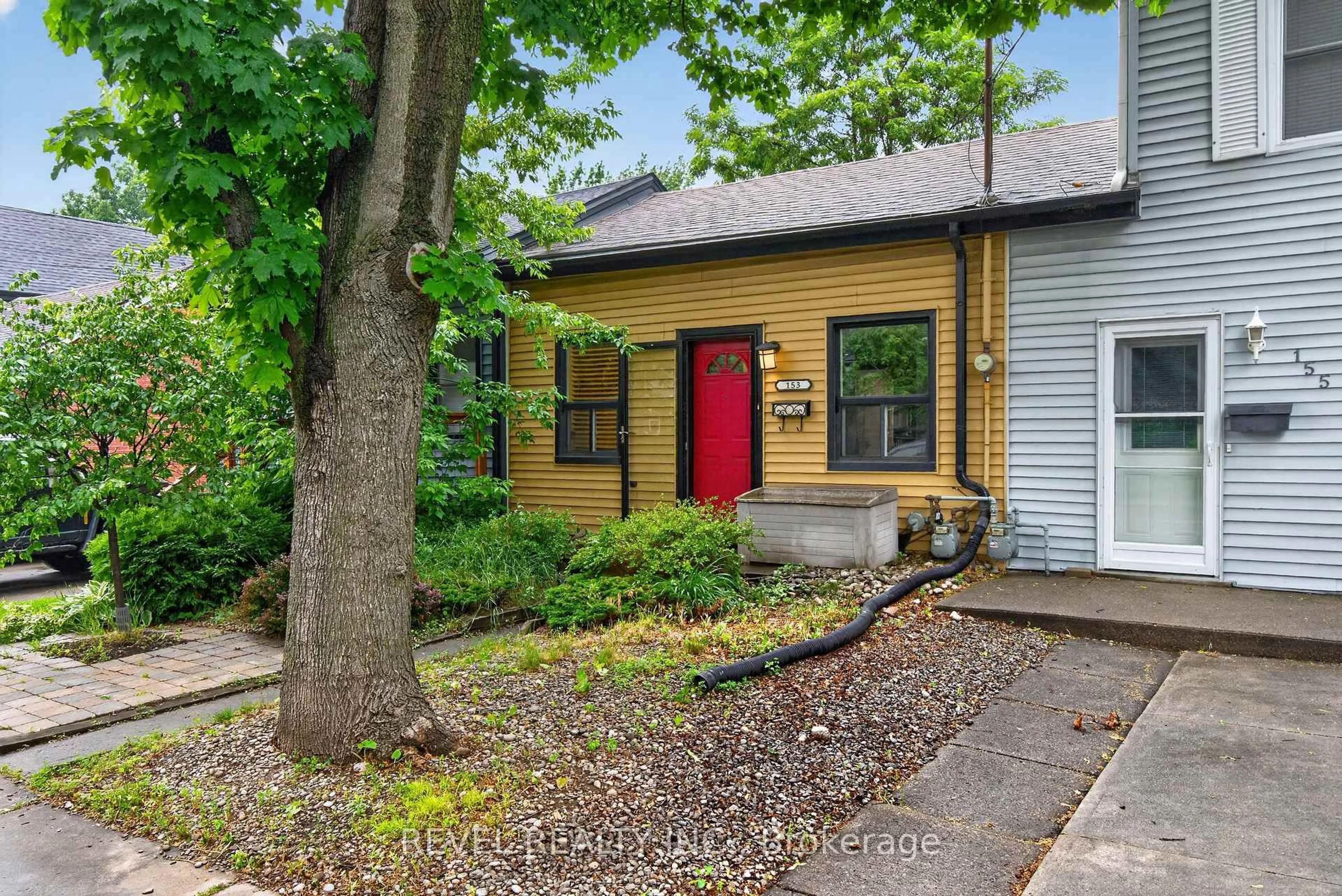 Home with vinyl exterior material, street for 153 Ferrie St, Hamilton Ontario L8L 3T4