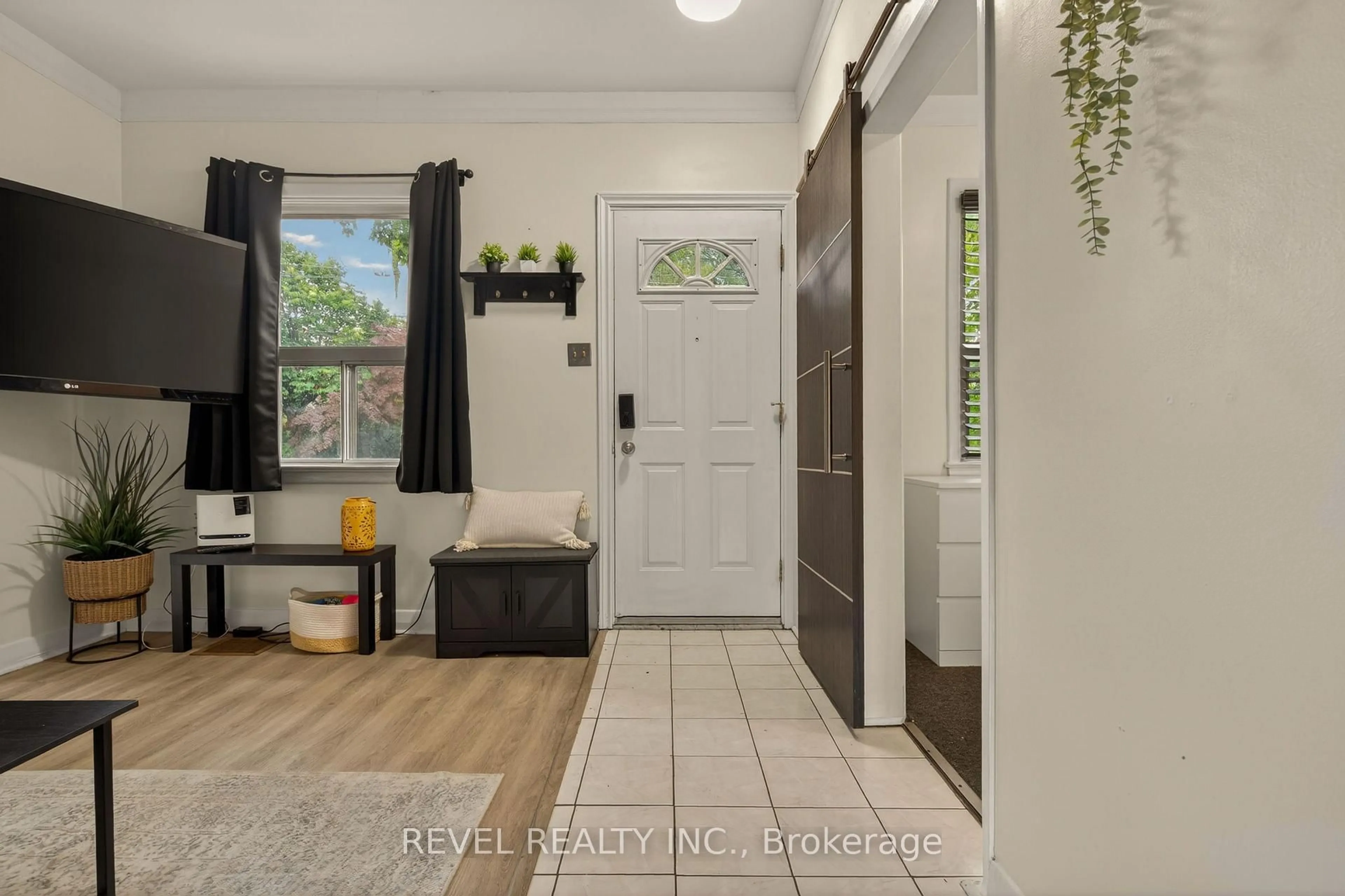 Indoor entryway for 153 Ferrie St, Hamilton Ontario L8L 3T4