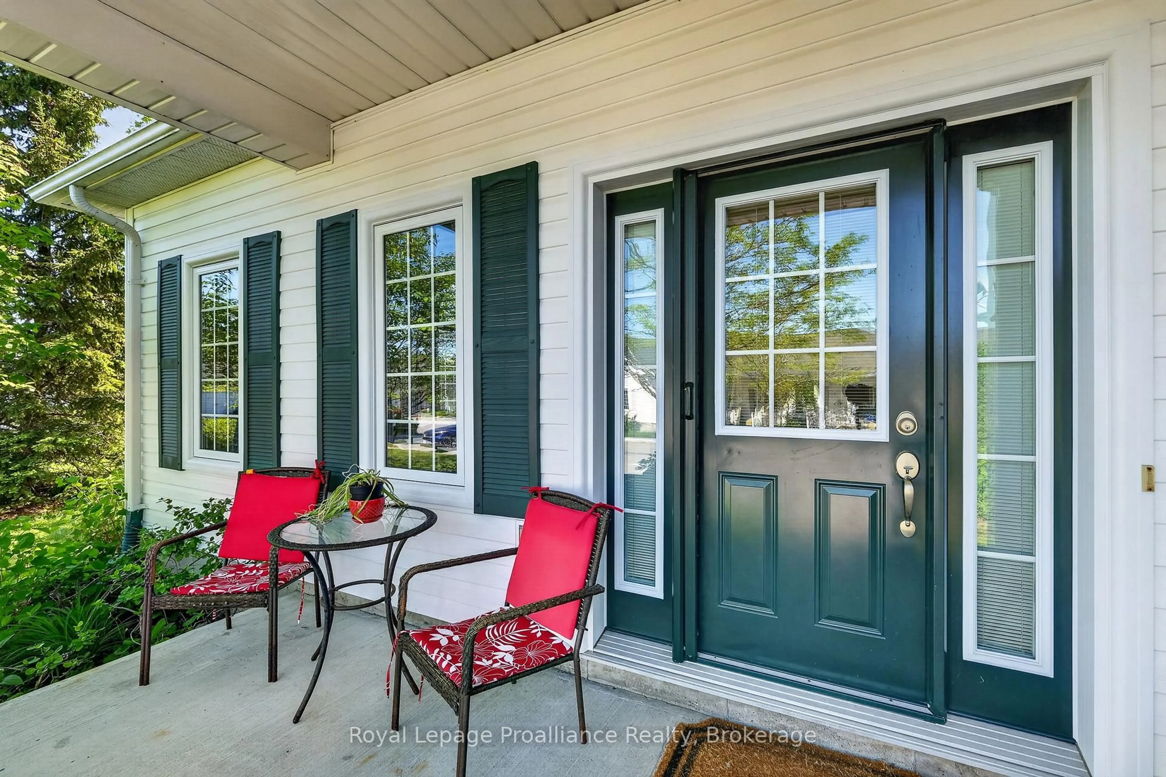 Indoor entryway for 325 Densmore Rd #402, Cobourg Ontario K9A 0E4