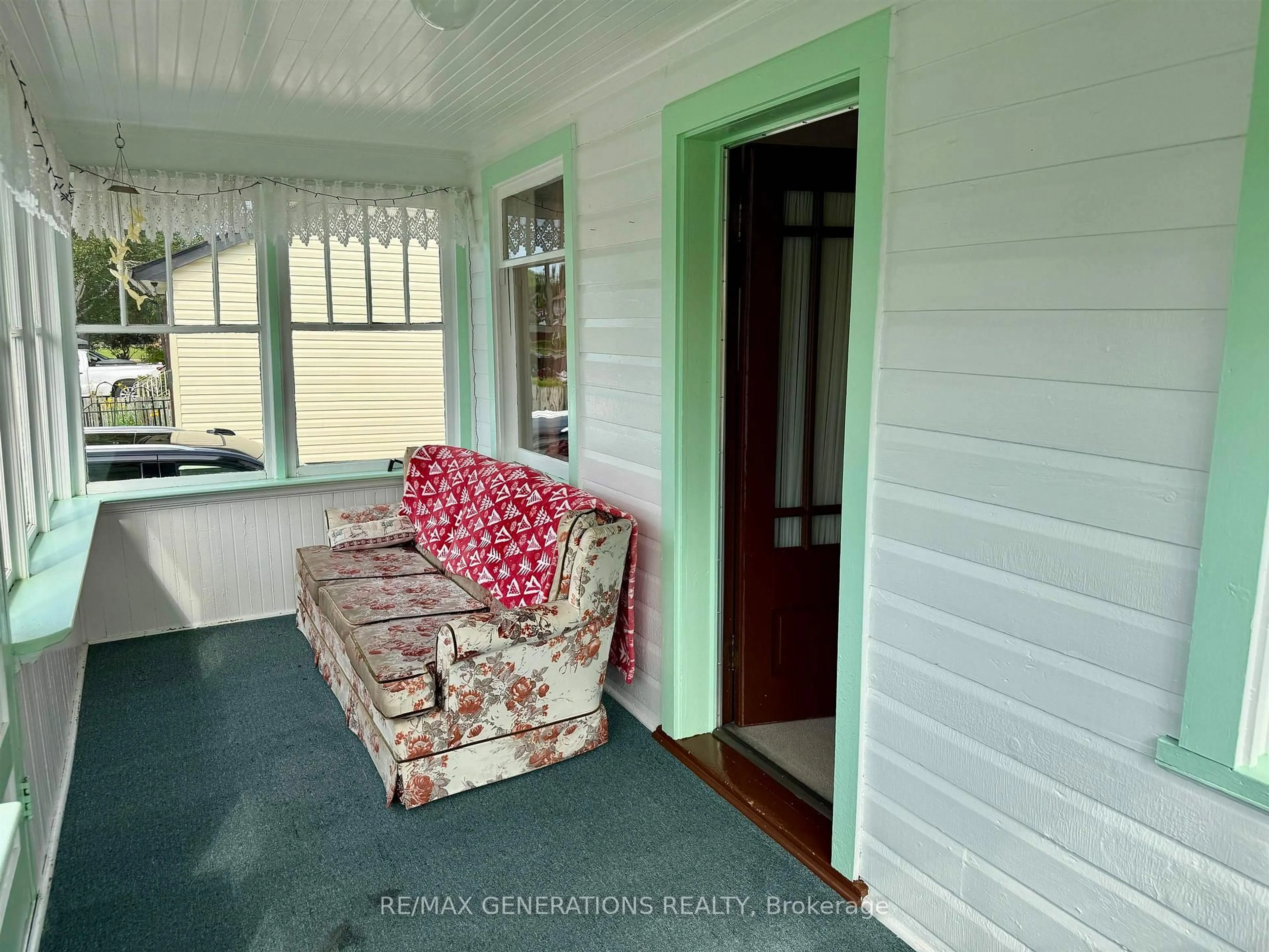 Indoor entryway for 375 EMPIRE Ave, Thunder Bay Ontario P7E 4S2