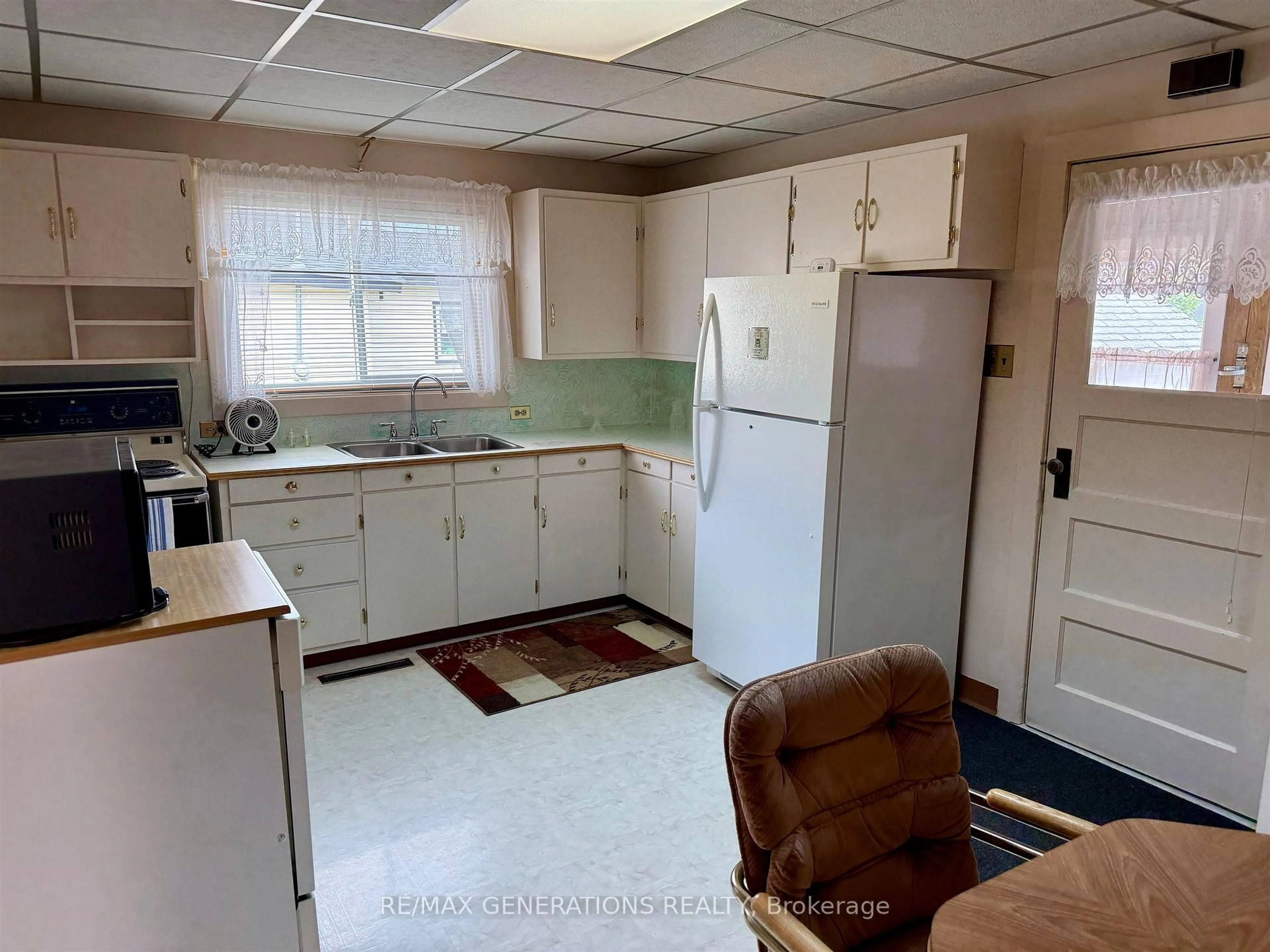 Standard kitchen, unknown for 375 EMPIRE Ave, Thunder Bay Ontario P7E 4S2