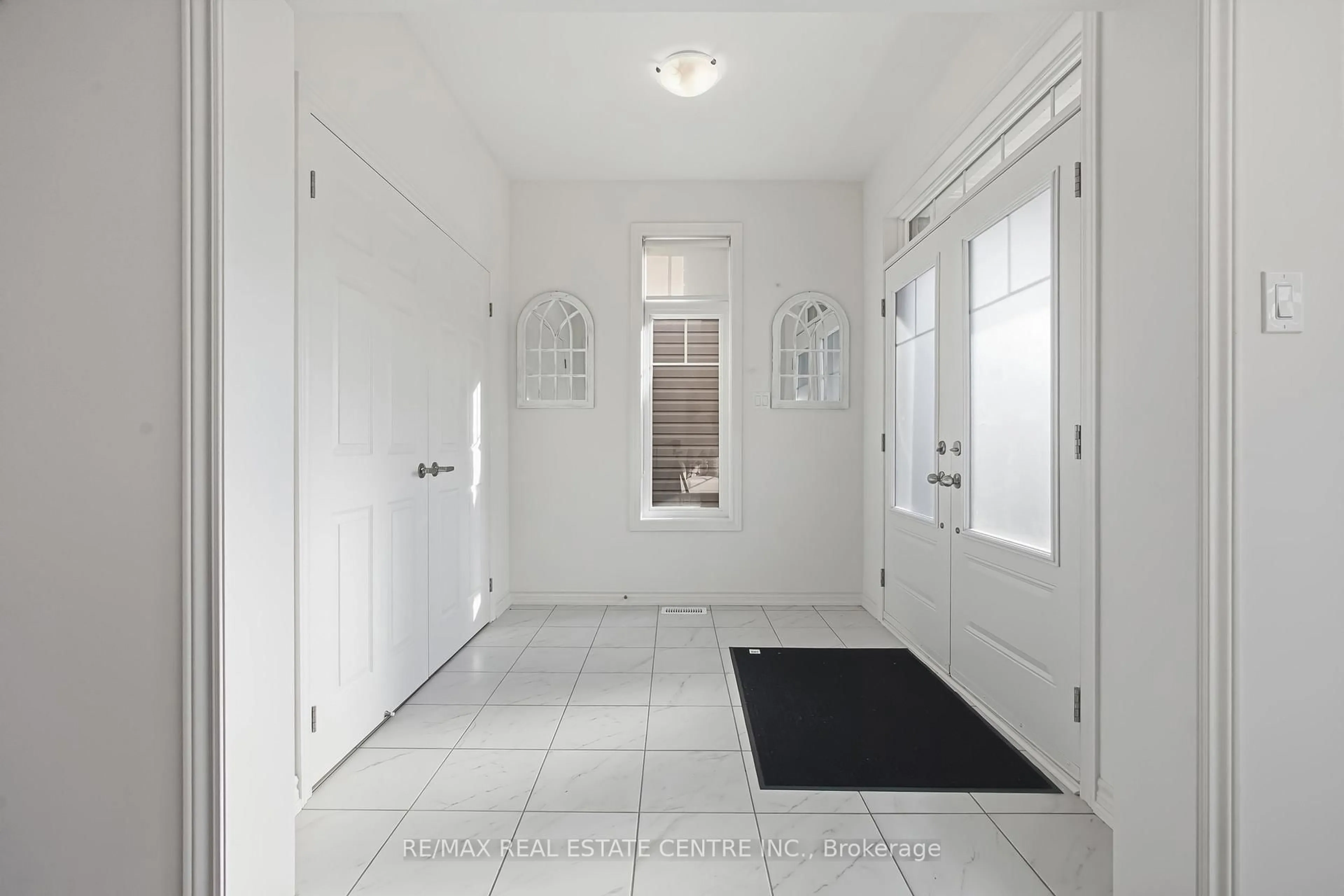 Indoor entryway for 123 REA Dr, Centre Wellington Ontario N1M 0J8
