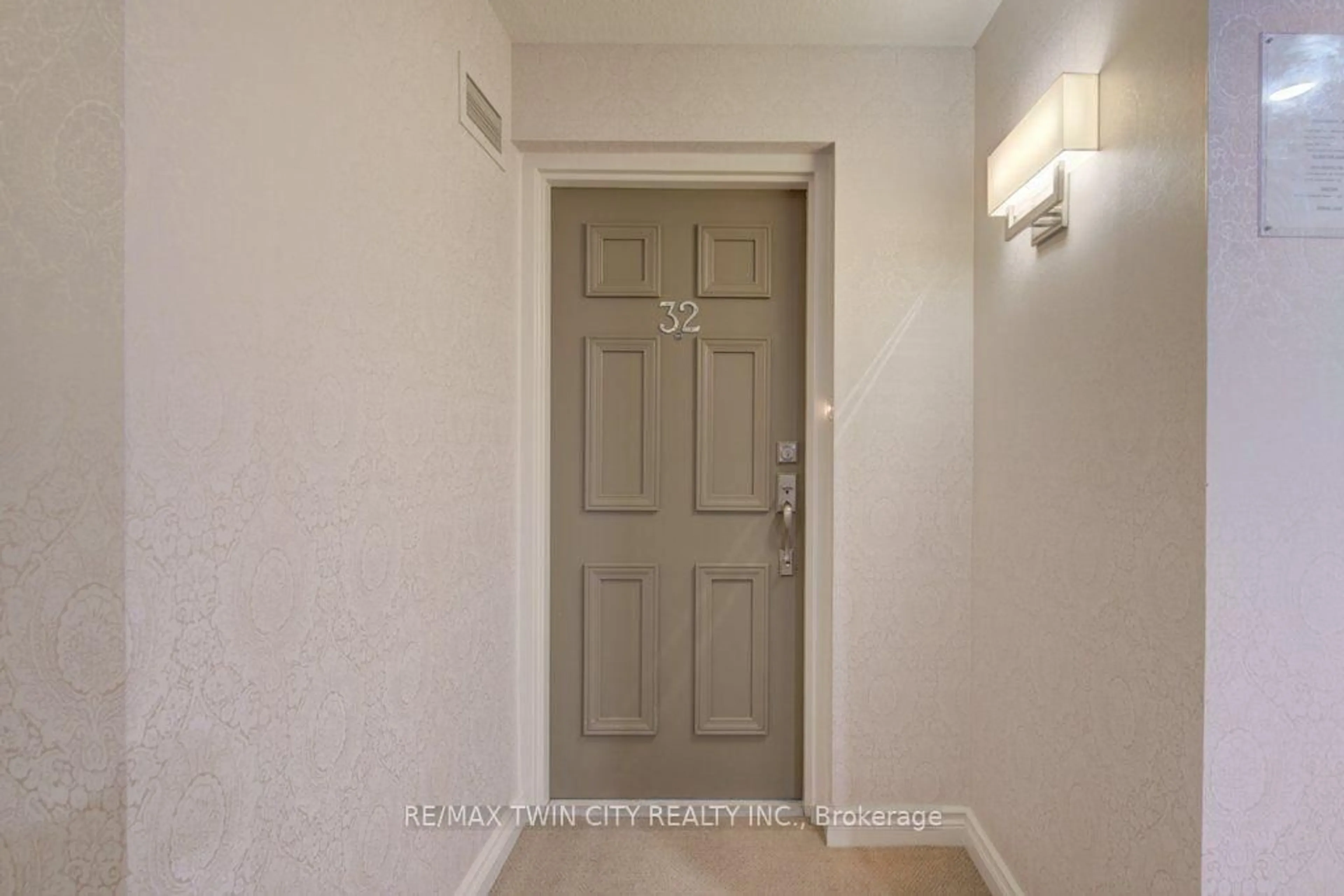 Indoor entryway for 52 Blue Springs Dr #32, Waterloo Ontario N2J 4M4