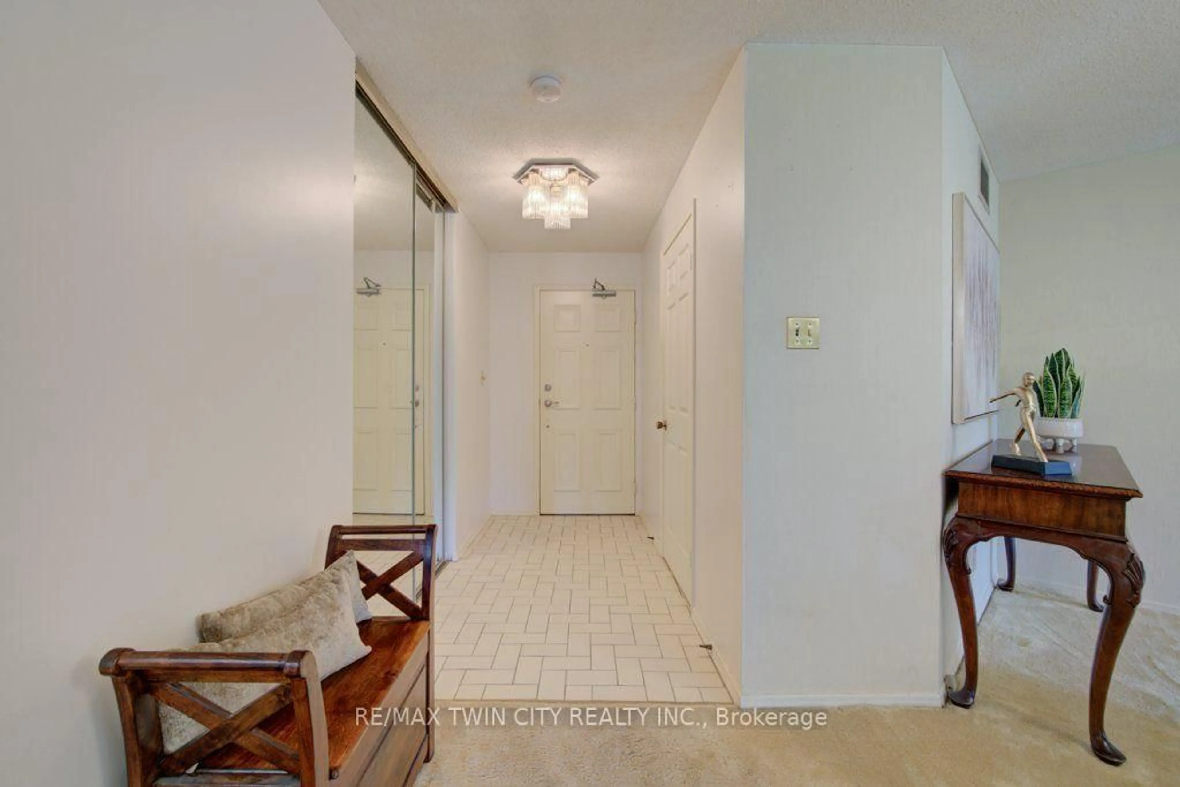 Indoor entryway for 52 Blue Springs Dr #32, Waterloo Ontario N2J 4M4