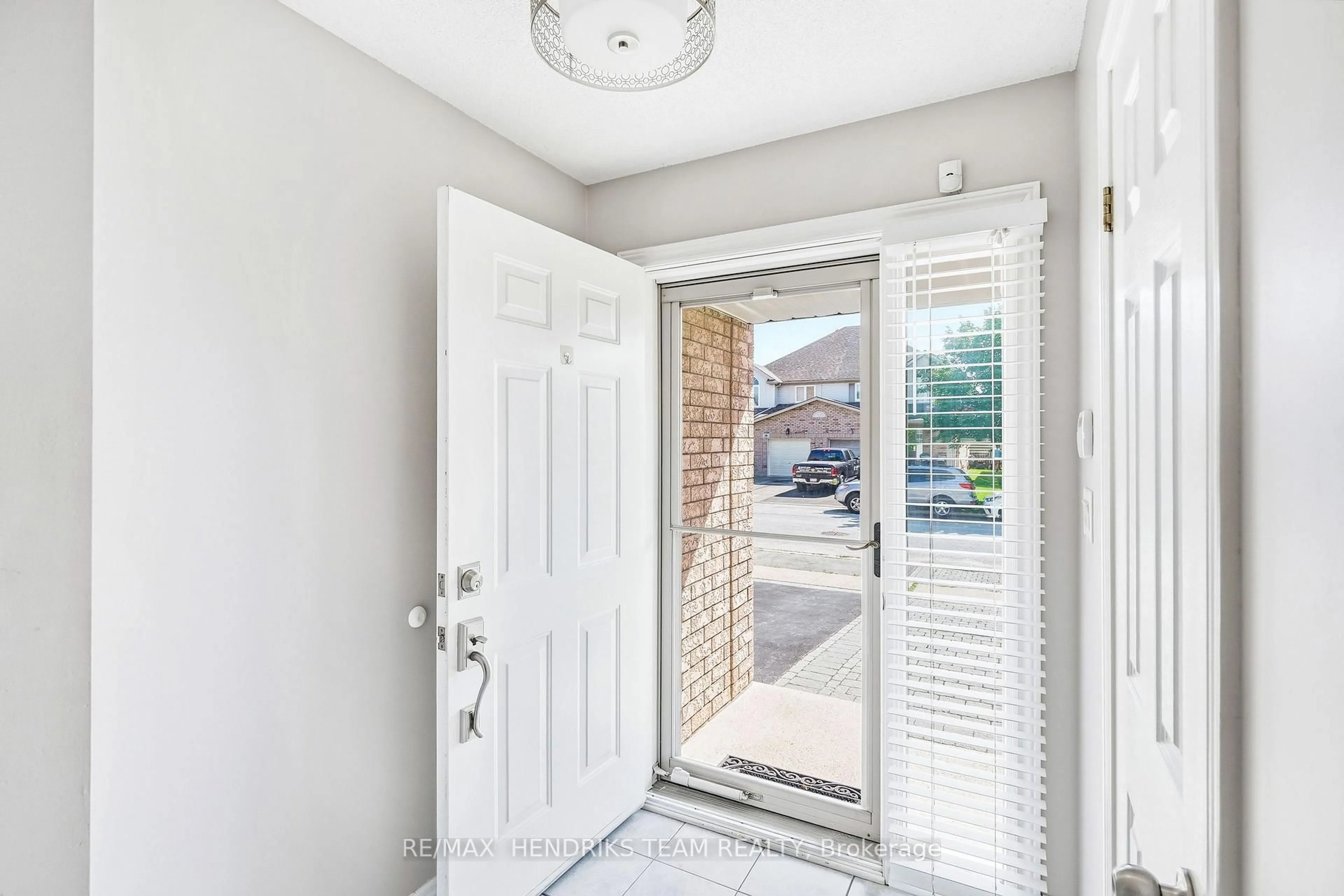 Indoor entryway for 19 Mcbride Dr, St. Catharines Ontario L2S 3Y4