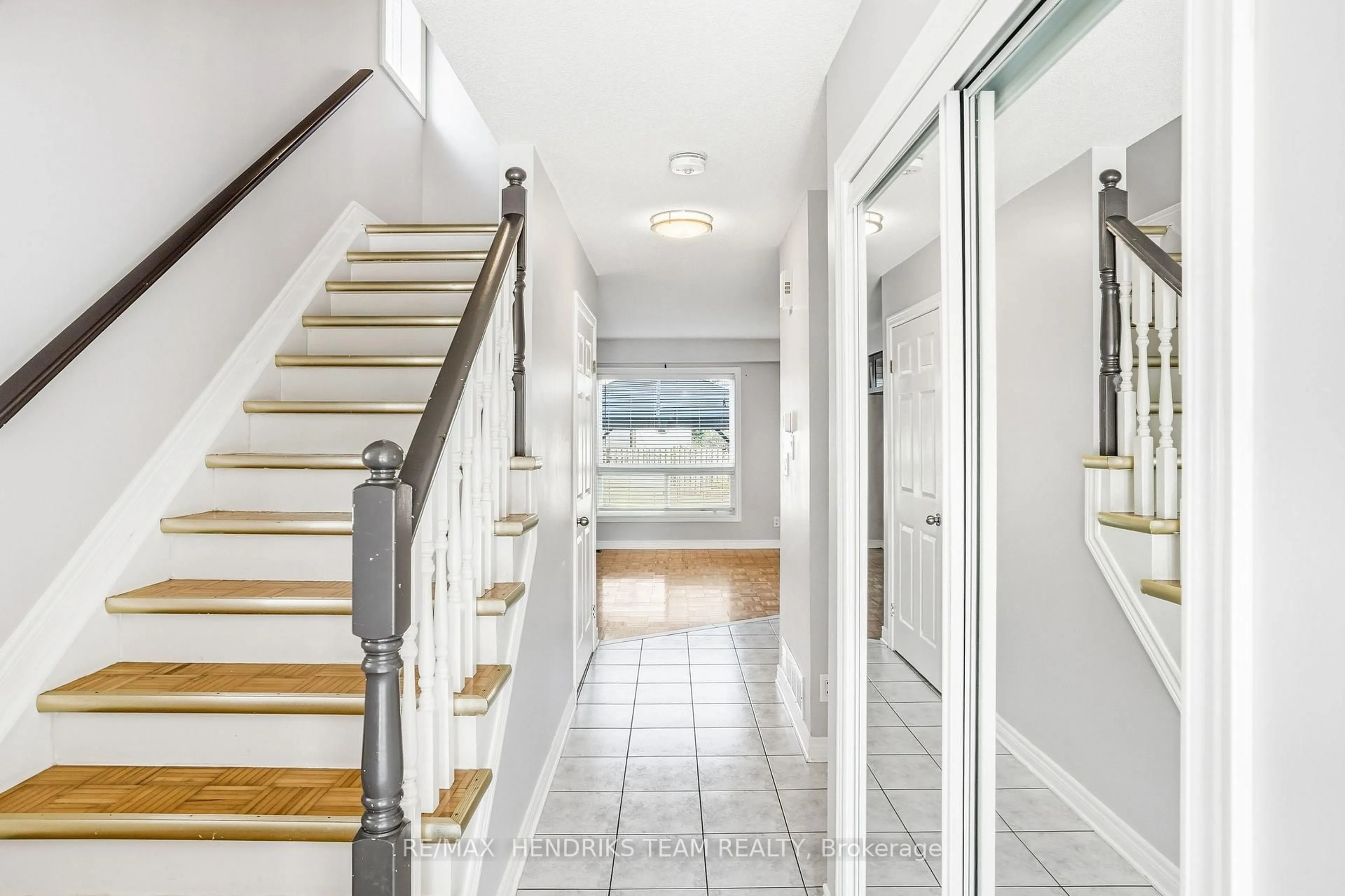 Indoor entryway for 19 Mcbride Dr, St. Catharines Ontario L2S 3Y4