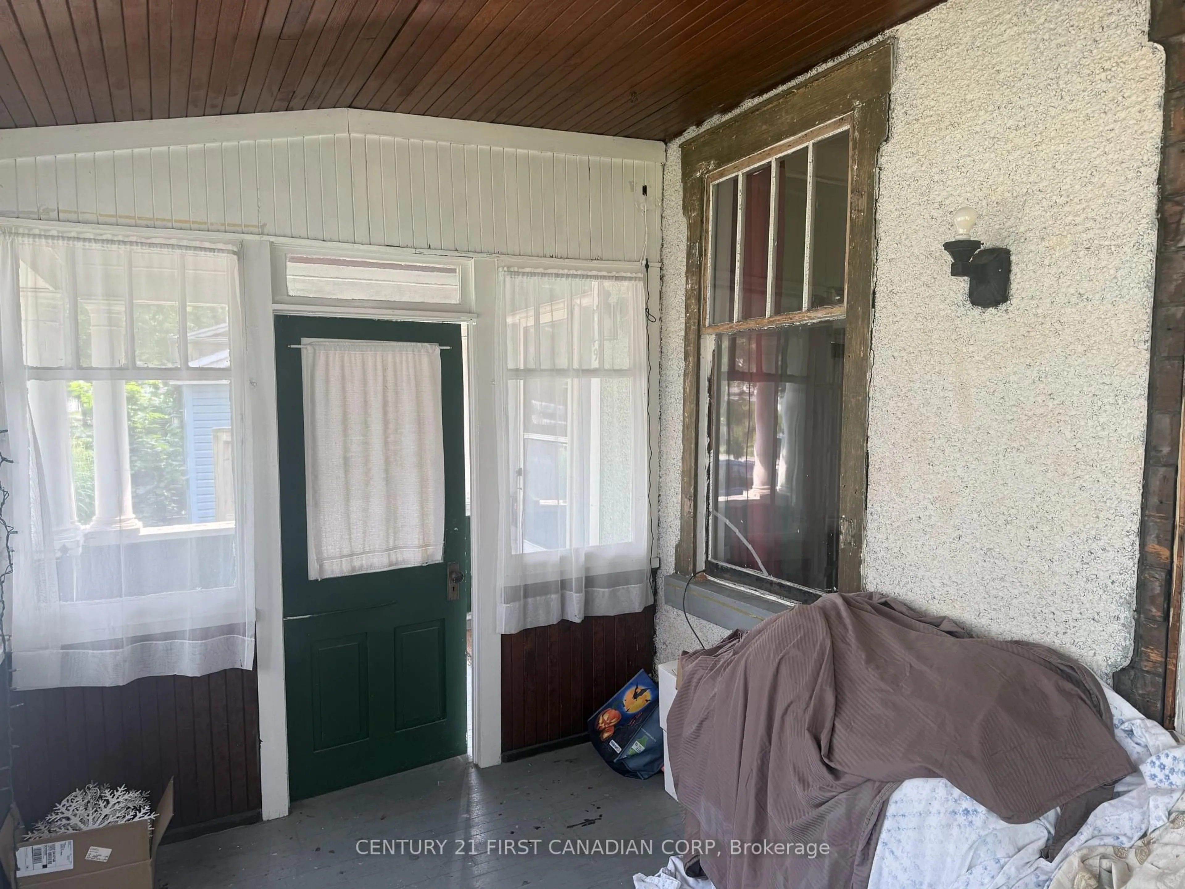 A pic of a room for 491 Central Ave, London East Ontario N6B 2G2