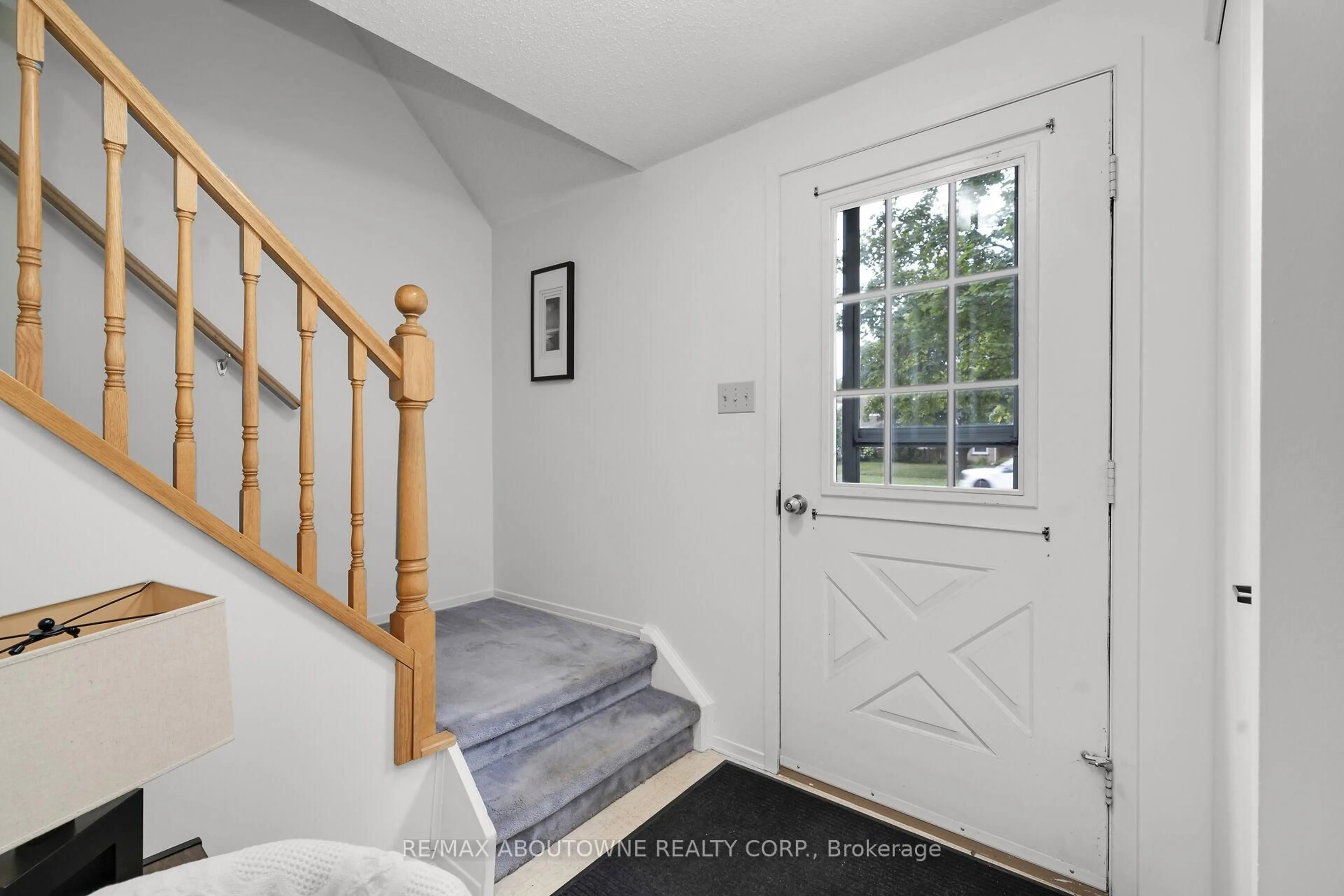 Indoor entryway for 678 Edinburgh Rd, Guelph Ontario N1G 4H8