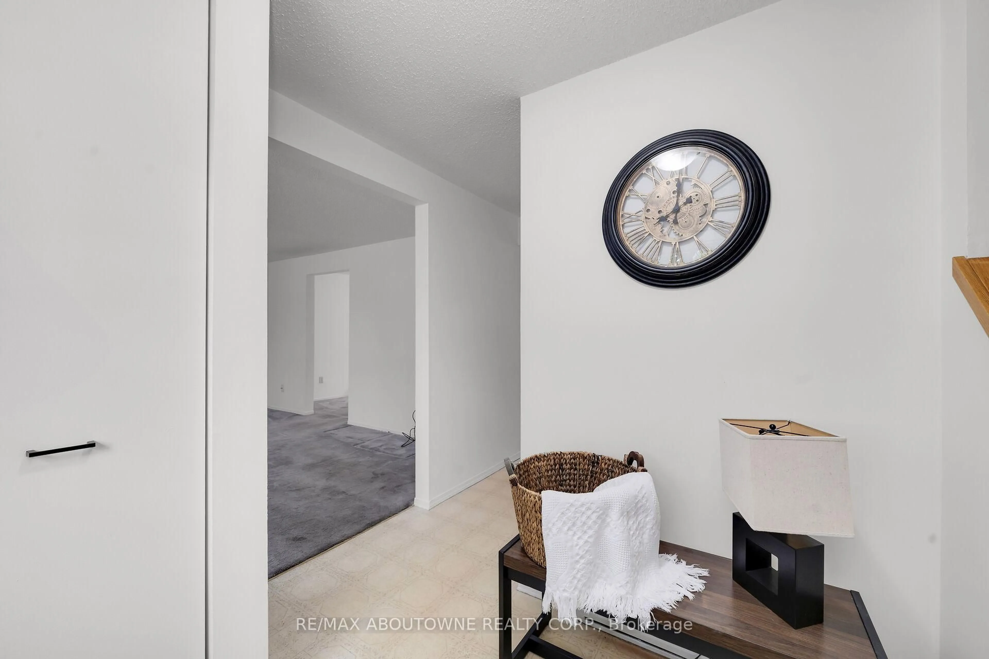 Indoor entryway for 678 Edinburgh Rd, Guelph Ontario N1G 4H8