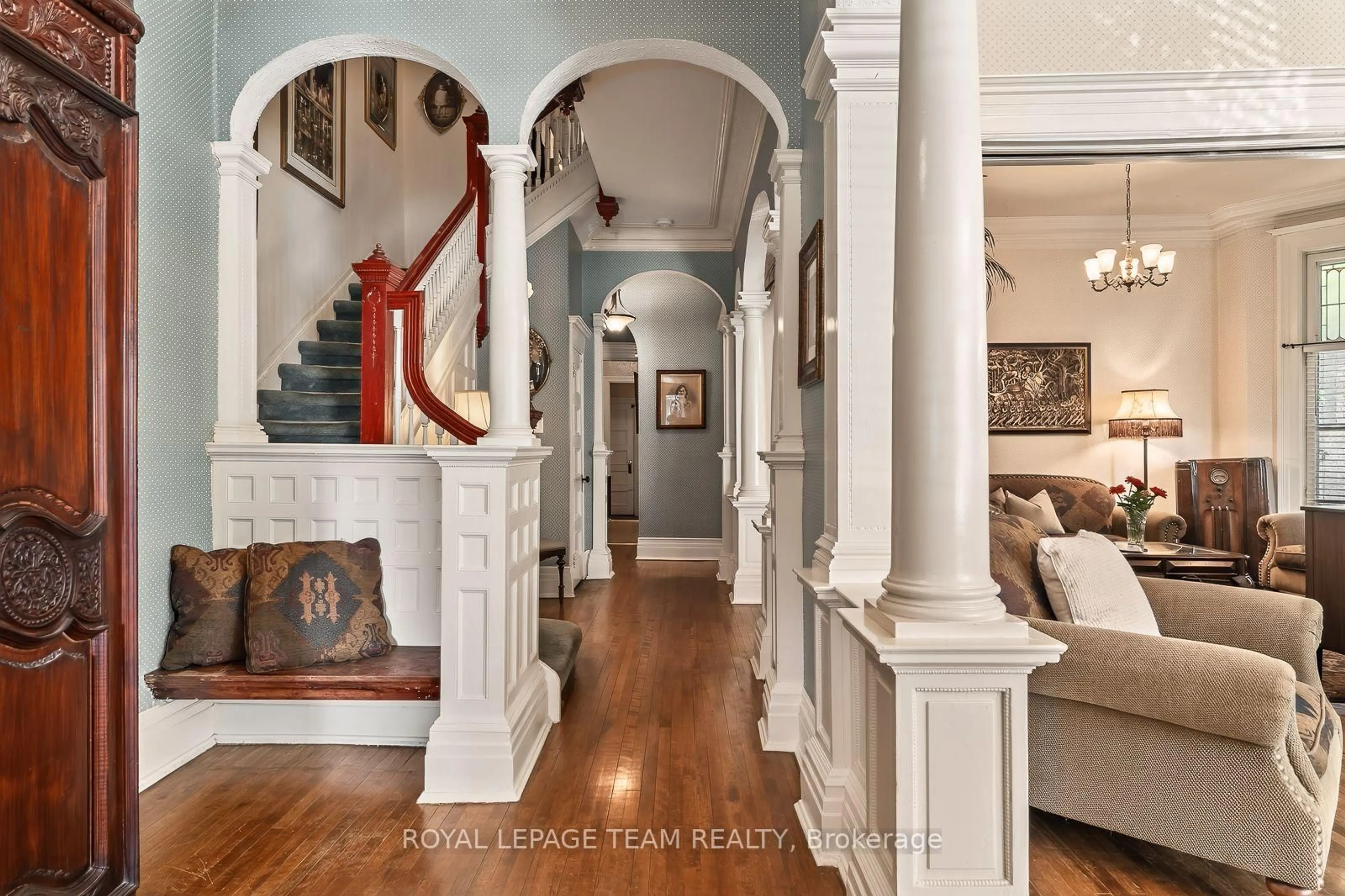 Indoor entryway for 525 King Edward Ave, Ottawa Ontario K1N 7N3