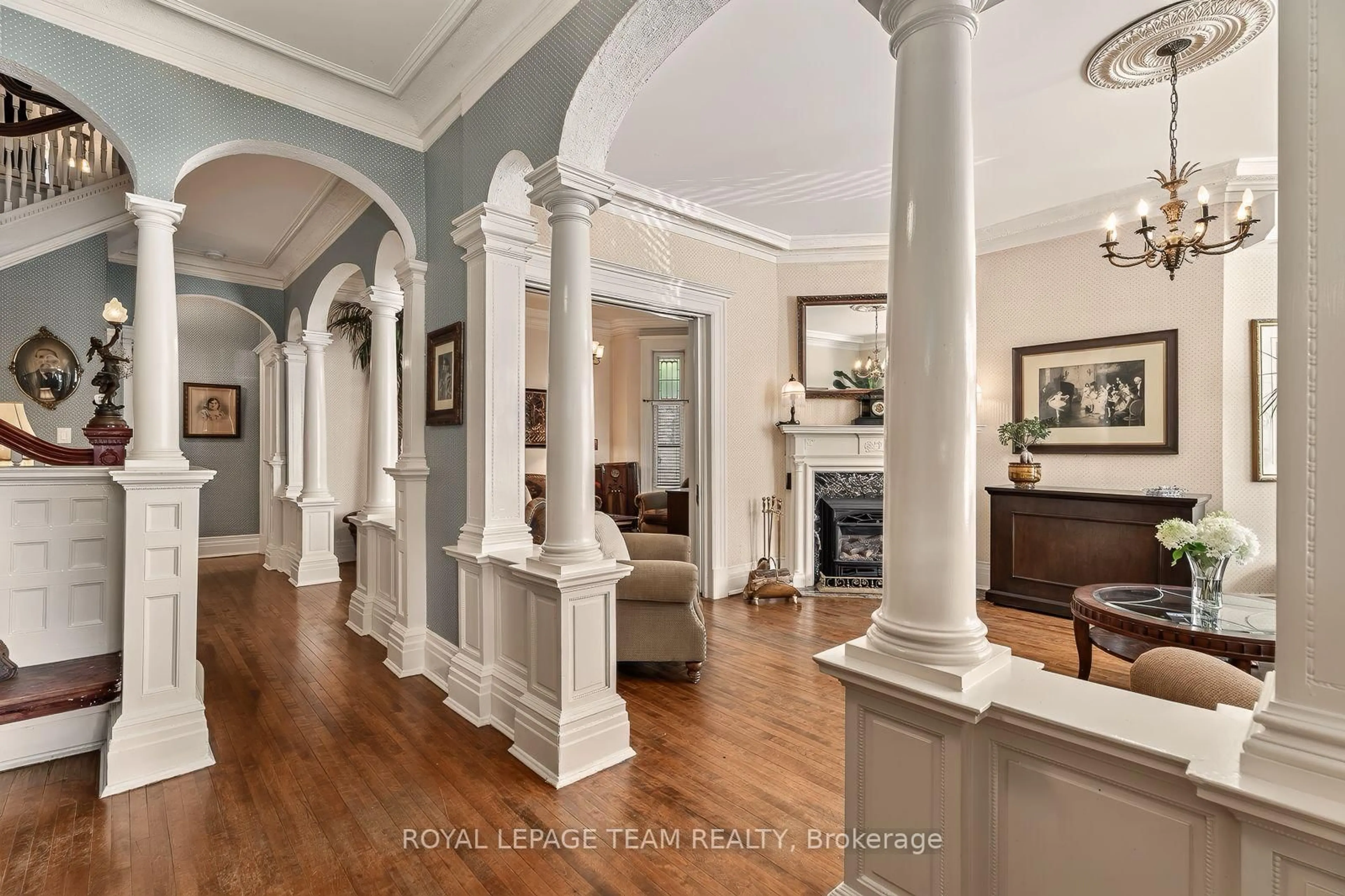 Indoor foyer for 525 King Edward Ave, Ottawa Ontario K1N 7N3