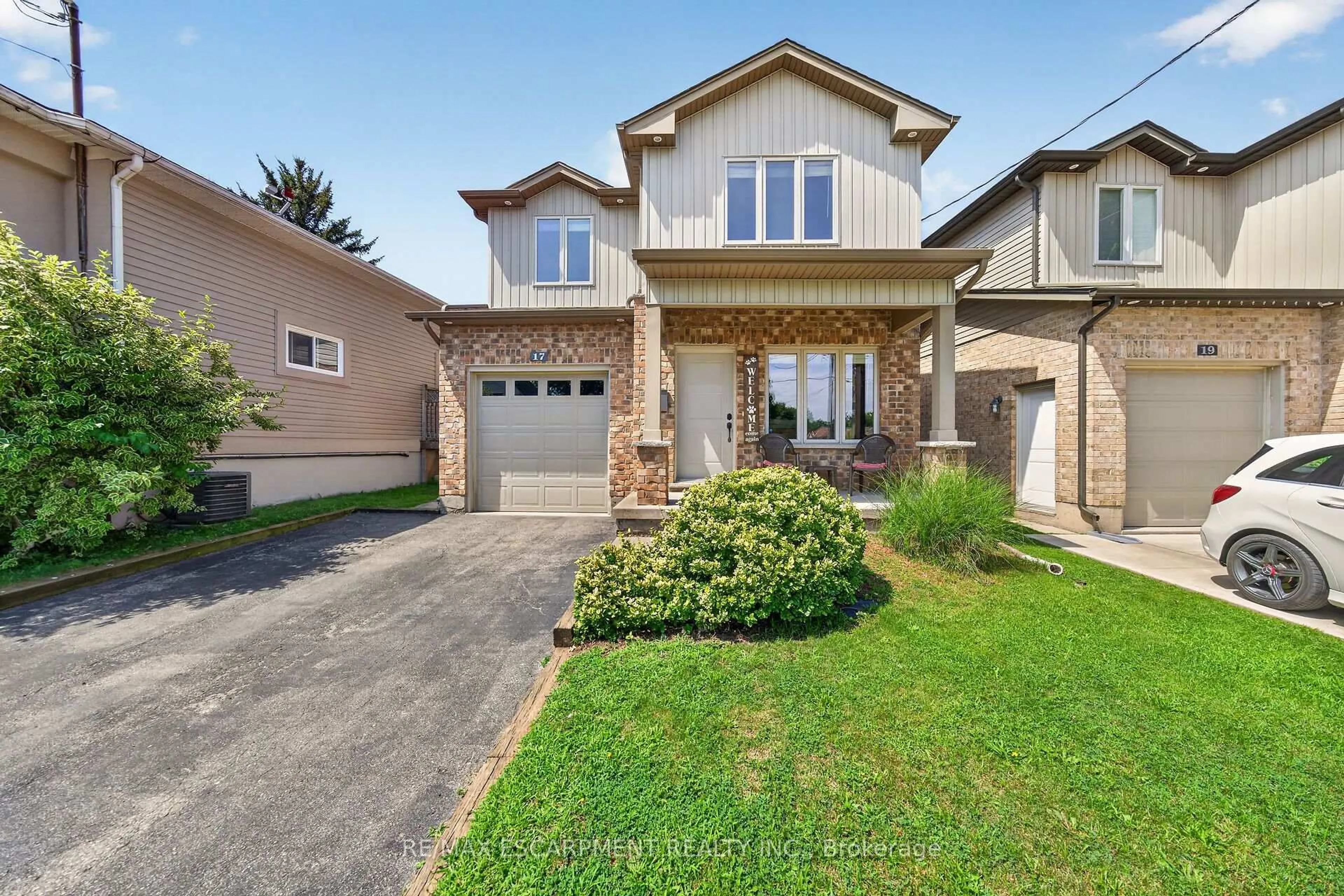 Home with brick exterior material, street for 17 Grantham Ave, St. Catharines Ontario L2P 3B3