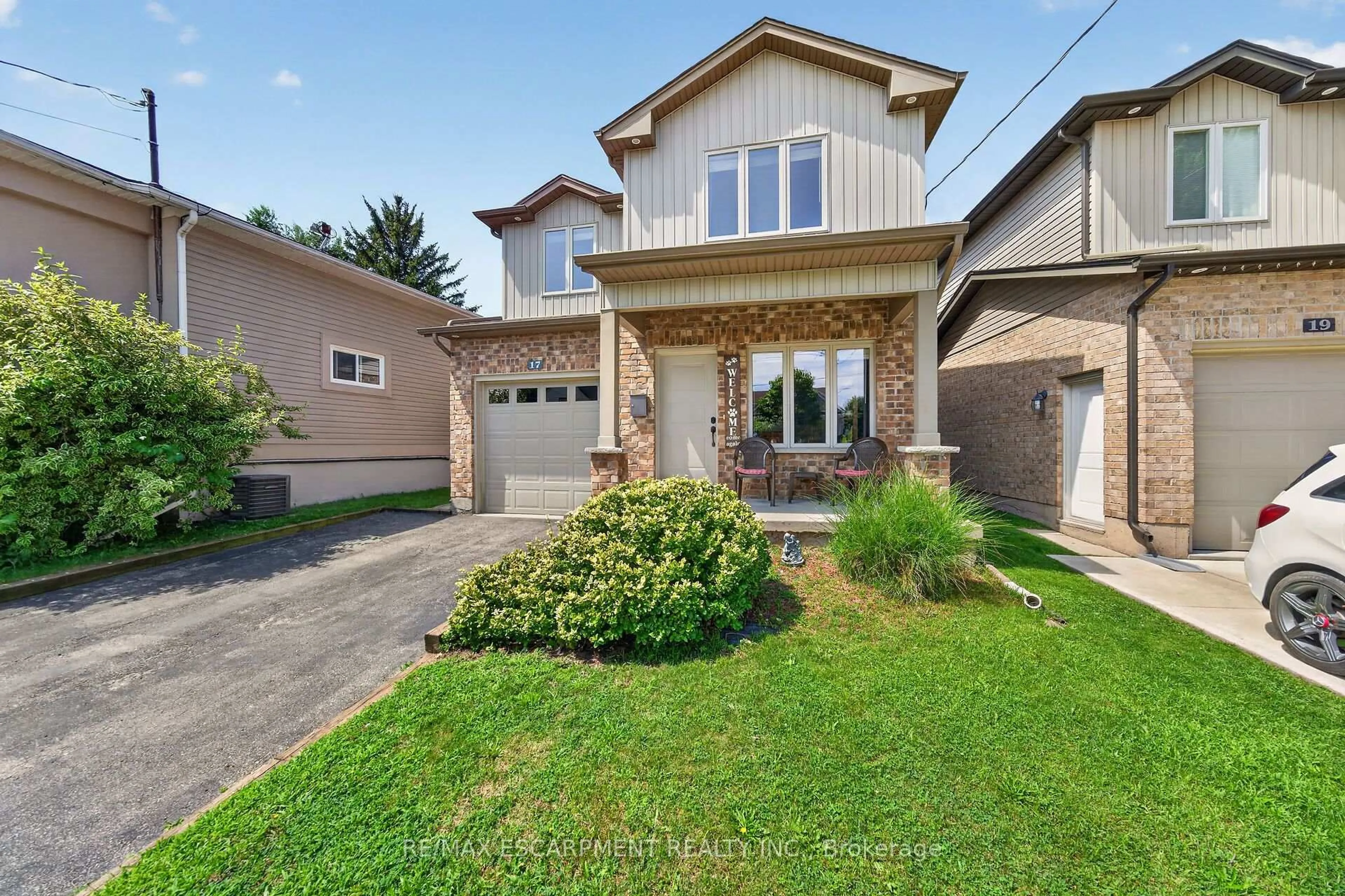 Home with brick exterior material, street for 17 Grantham Ave, St. Catharines Ontario L2P 3B3
