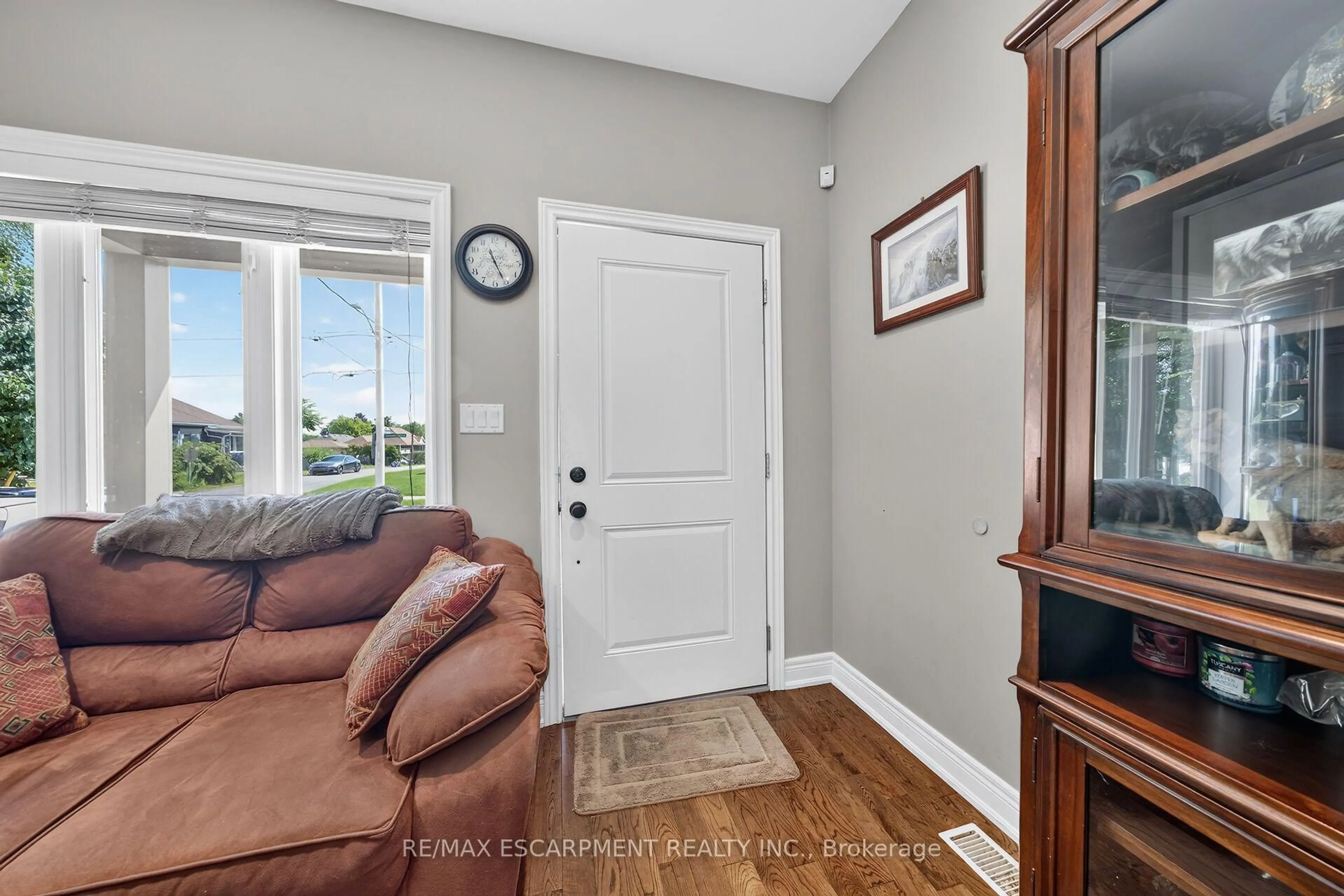 Indoor entryway for 17 Grantham Ave, St. Catharines Ontario L2P 3B3