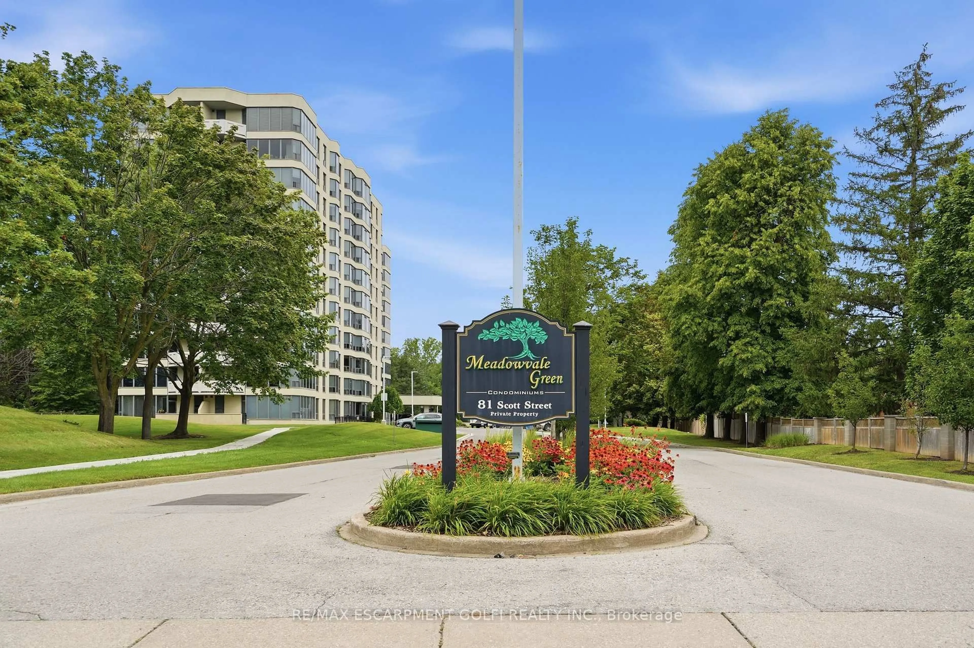 Indoor foyer for 81 Scott St #806, St. Catharines Ontario L2N 7L5
