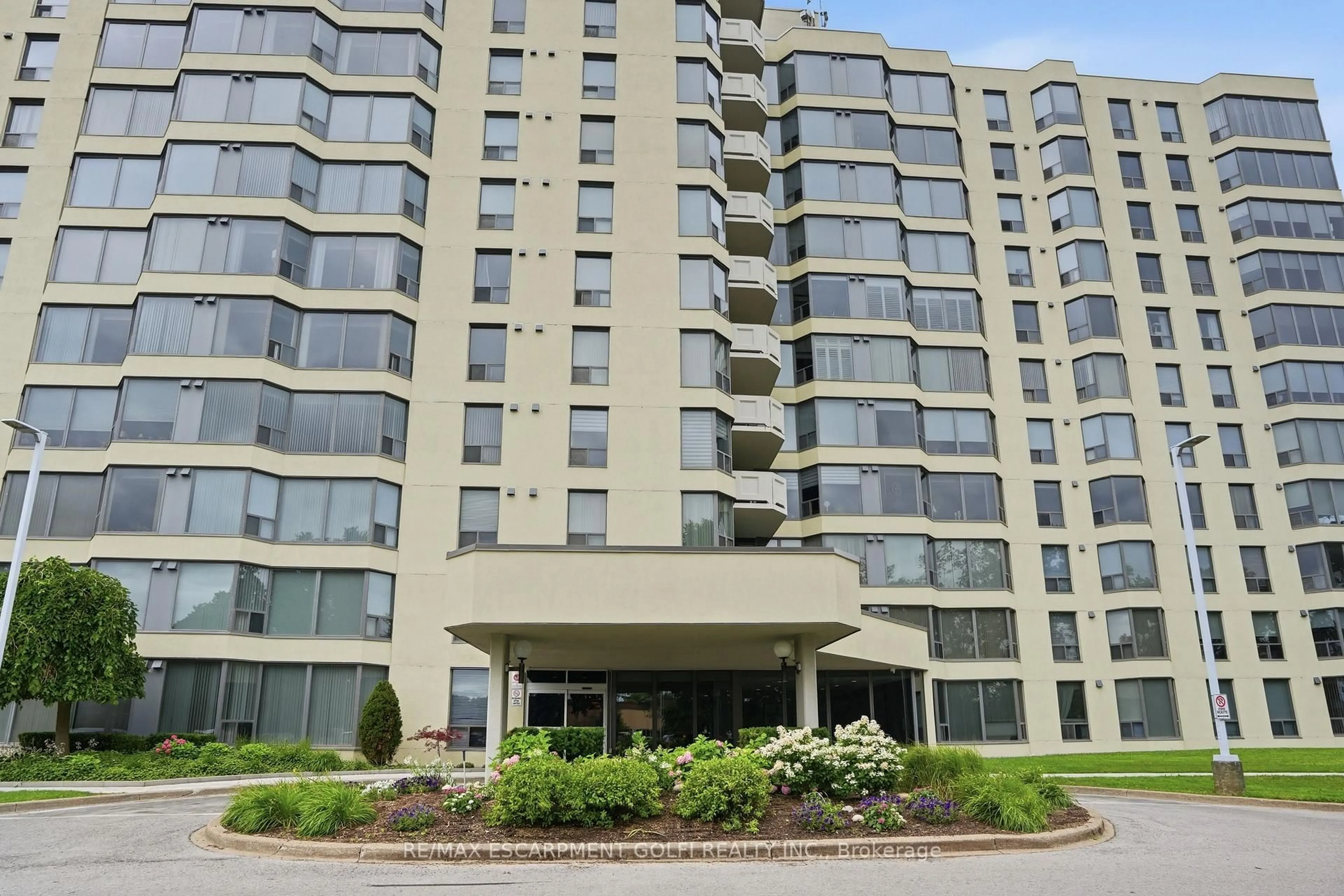 Indoor foyer for 81 Scott St #806, St. Catharines Ontario L2N 7L5