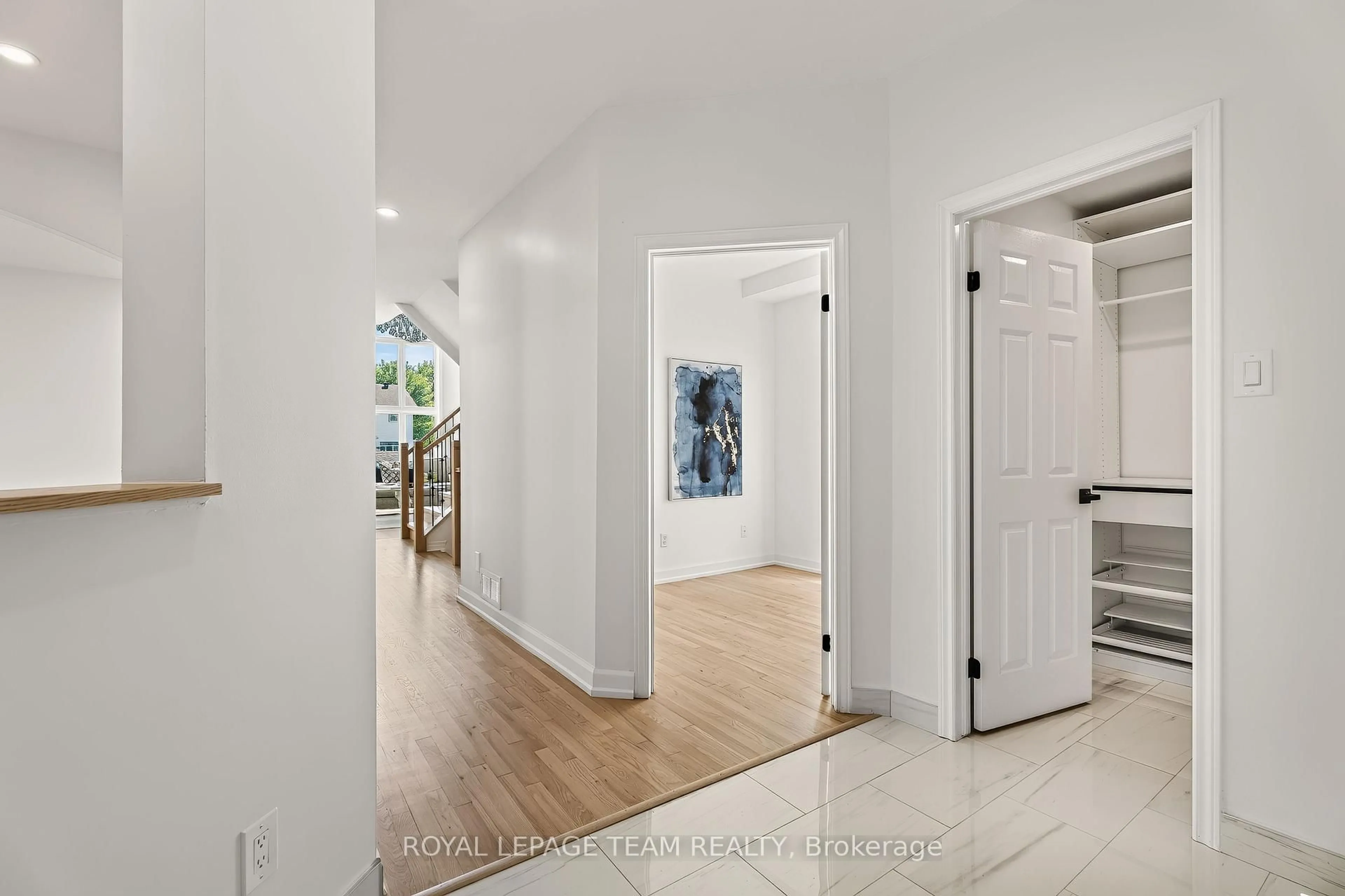 Indoor entryway for 28 Borealis Cres, Ottawa Ontario K1K 4T4