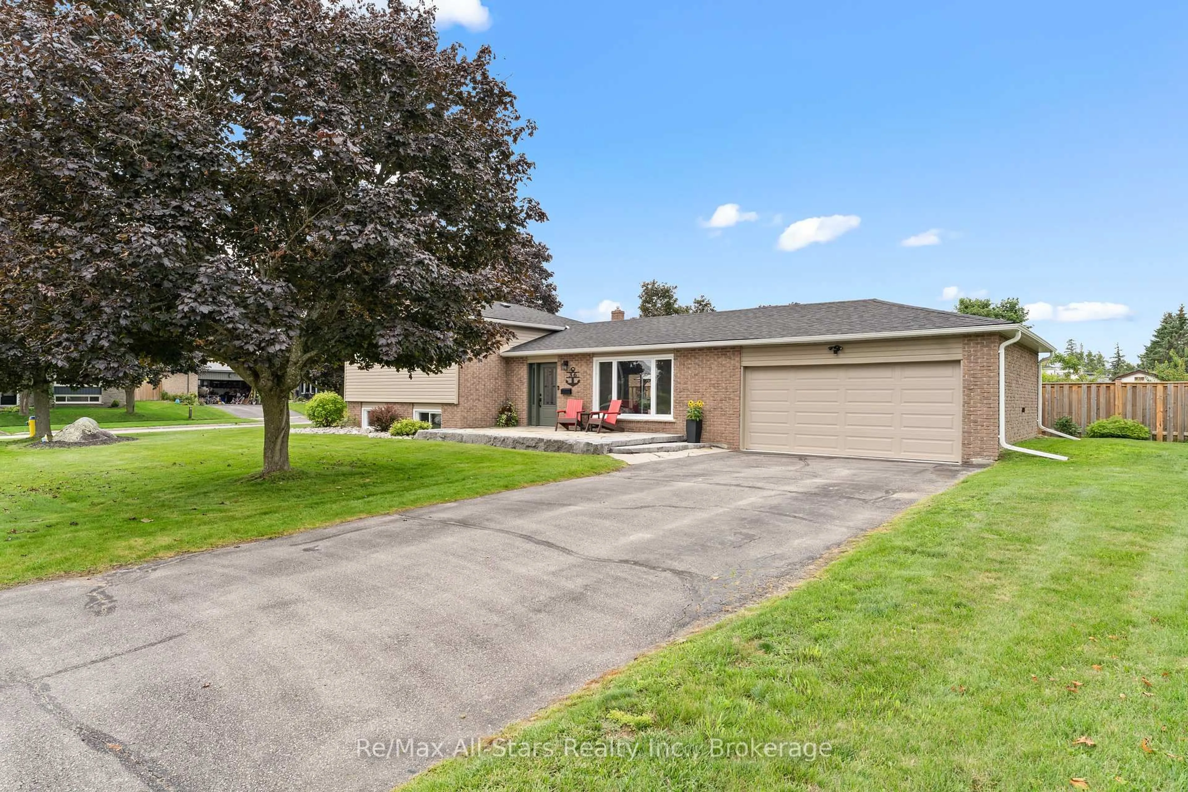 A pic from outside/outdoor area/front of a property/back of a property/a pic from drone, street for 36 Edgewood Dr, Kawartha Lakes Ontario K9V 4W4
