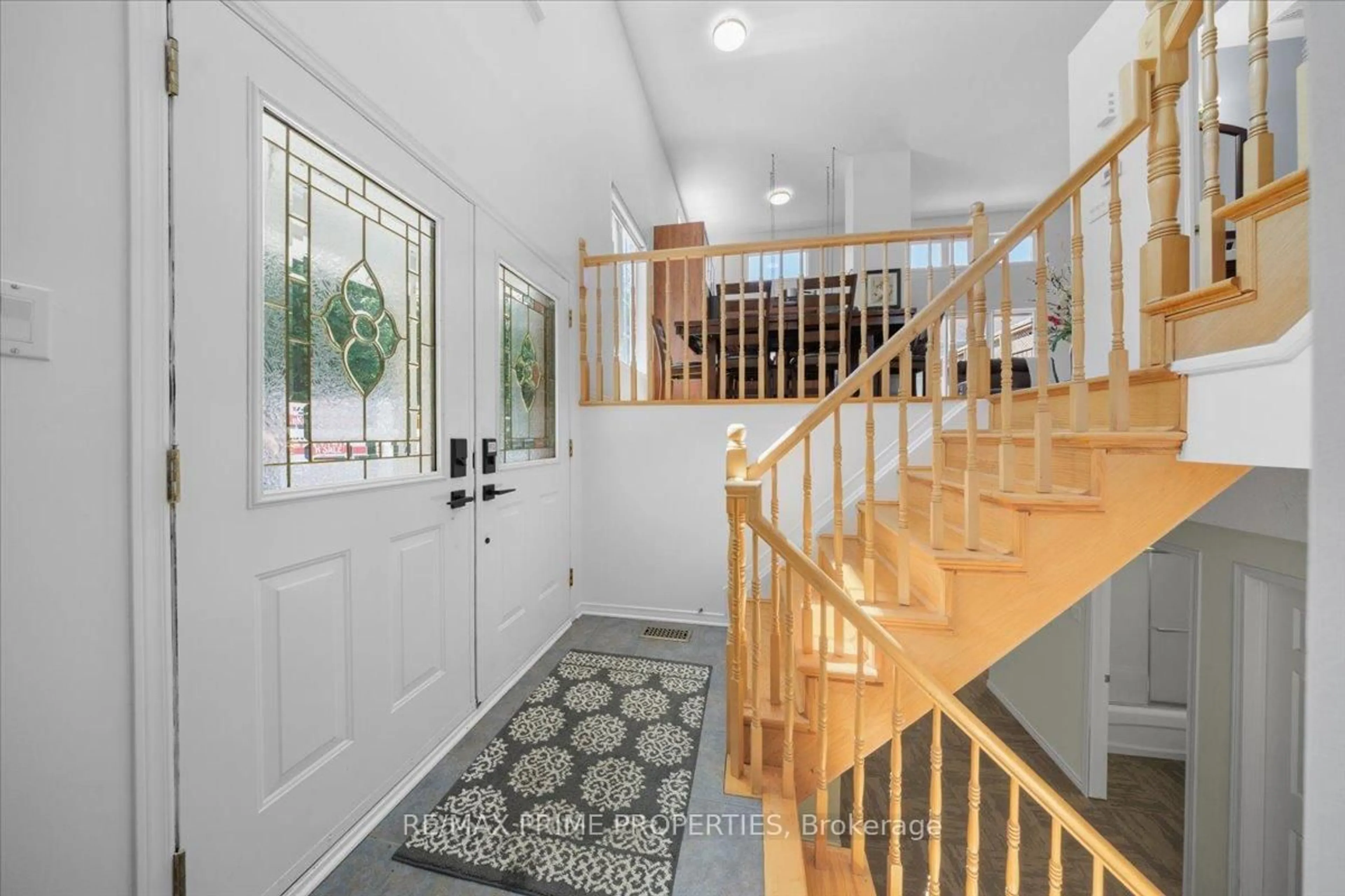 Indoor foyer for 201 Gladeview Private, Ottawa Ontario K1T 4A6