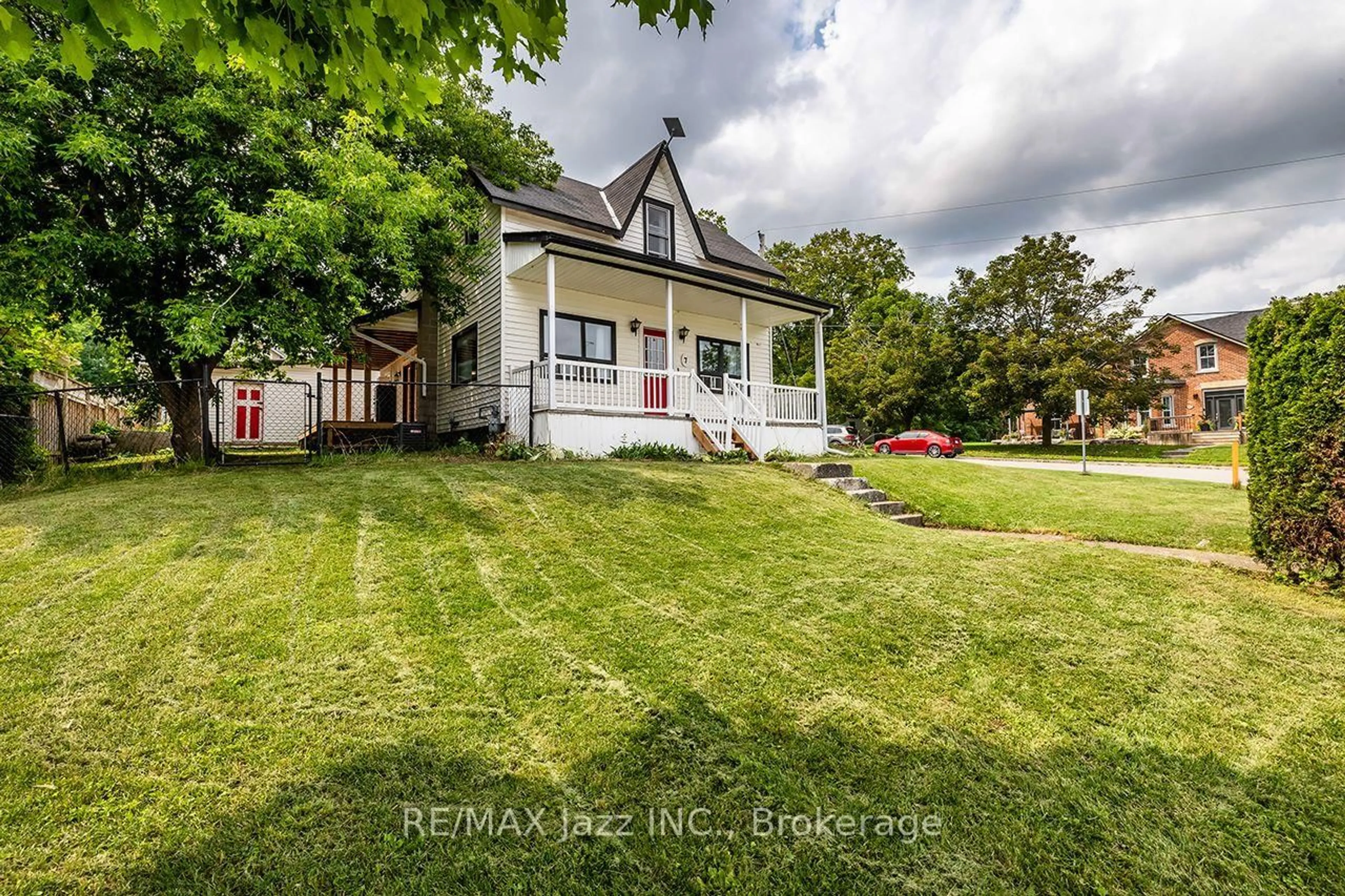 A pic from outside/outdoor area/front of a property/back of a property/a pic from drone, street for 7 Union St, Cavan Monaghan Ontario L0A 1G0