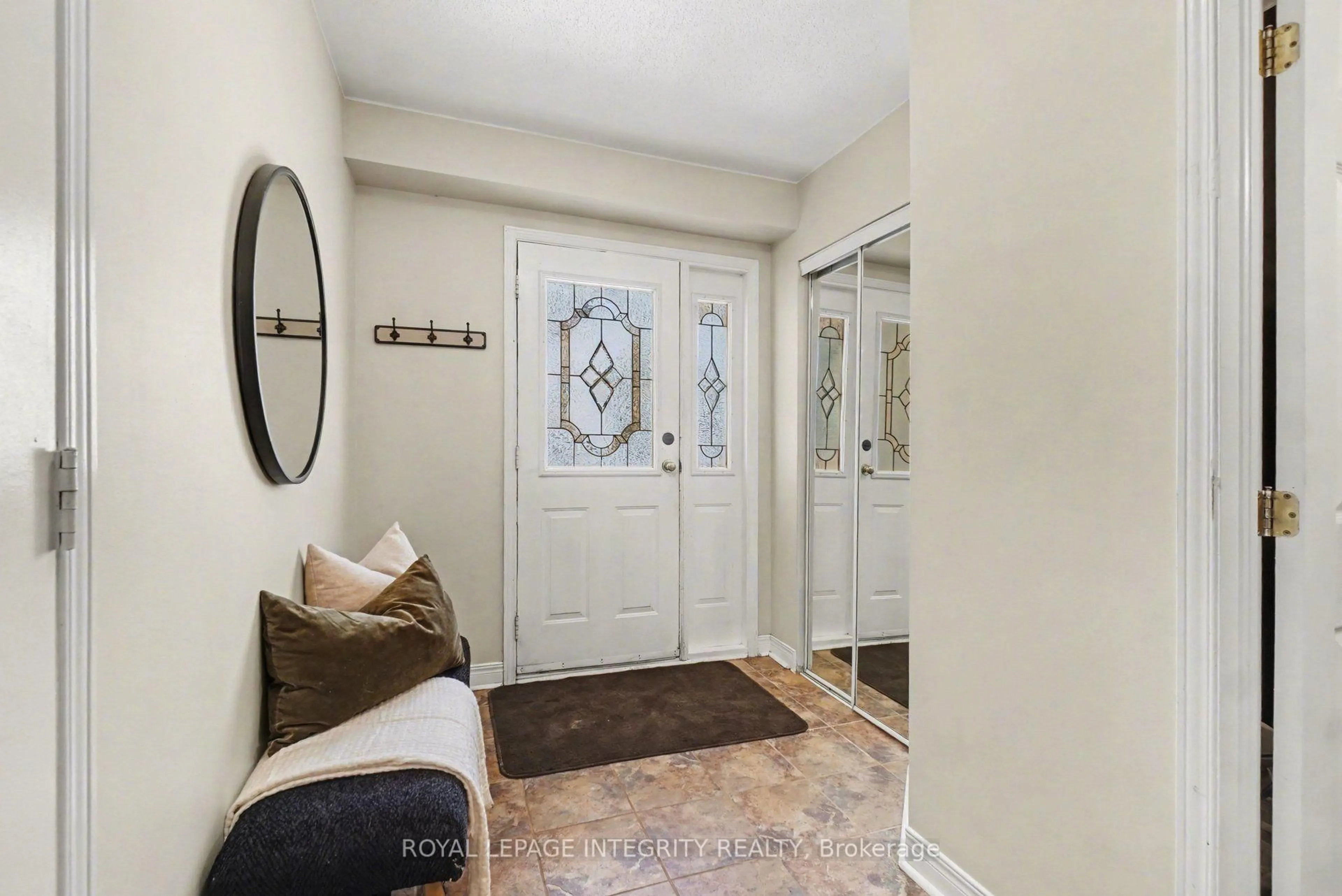 Indoor entryway for 52 Blackdome Cres, Ottawa Ontario K2T 1A9