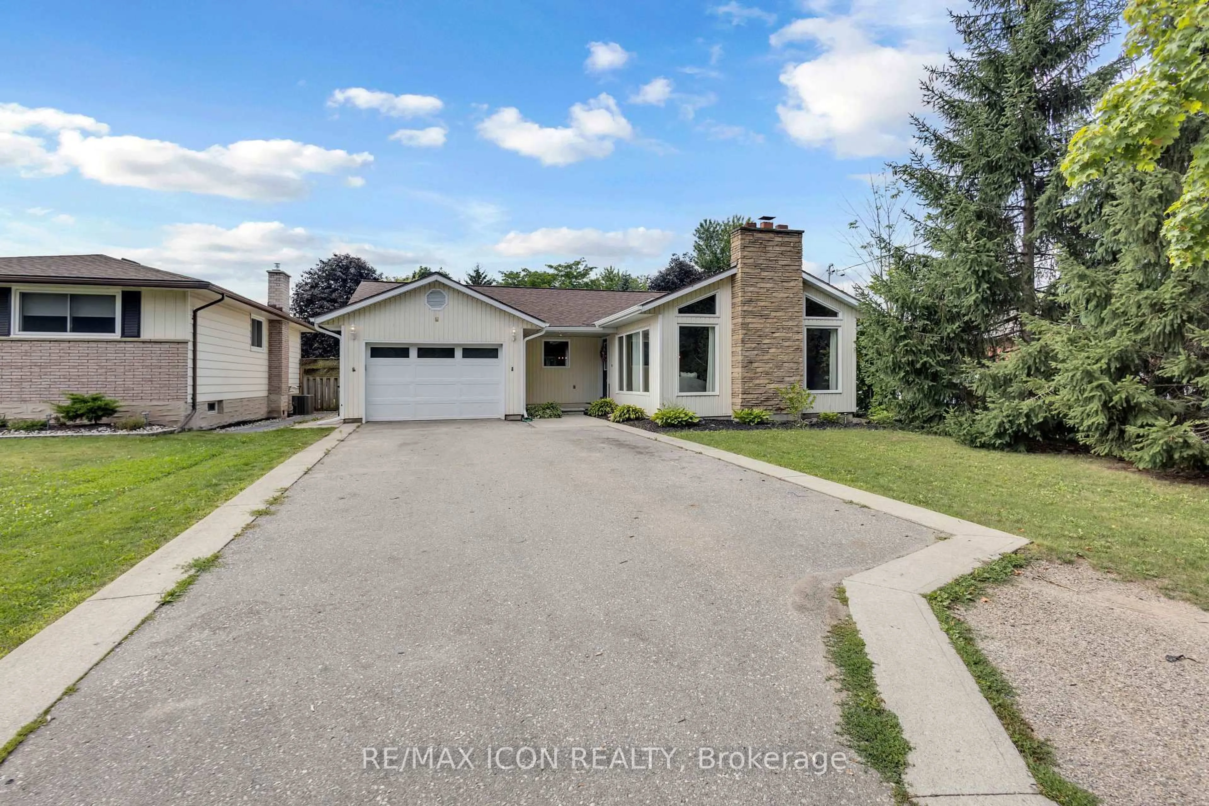 A pic from outside/outdoor area/front of a property/back of a property/a pic from drone, street for 218 Northumberland St, North Dumfries Ontario N0B 1E0