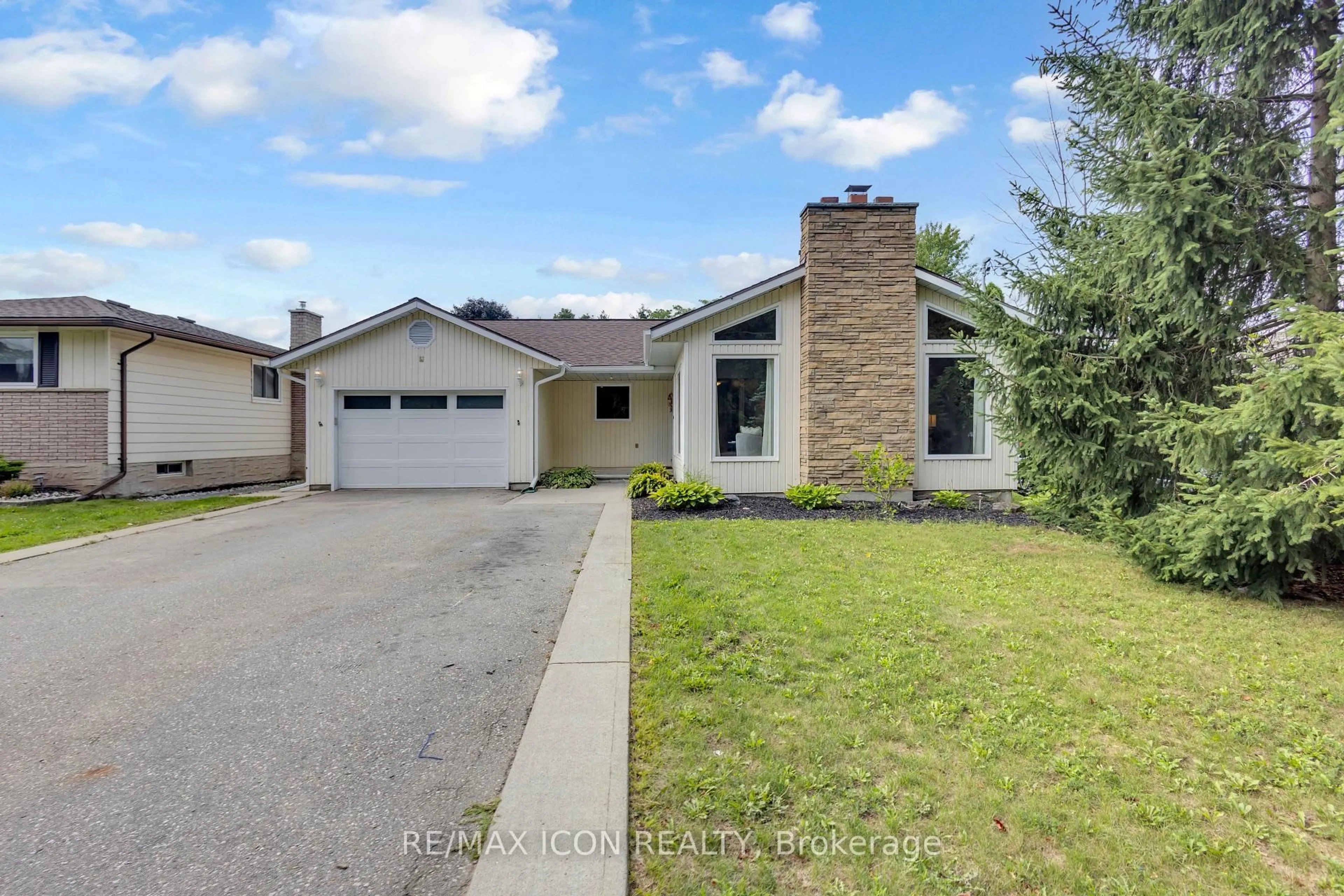 Home with vinyl exterior material, street for 218 Northumberland St, North Dumfries Ontario N0B 1E0