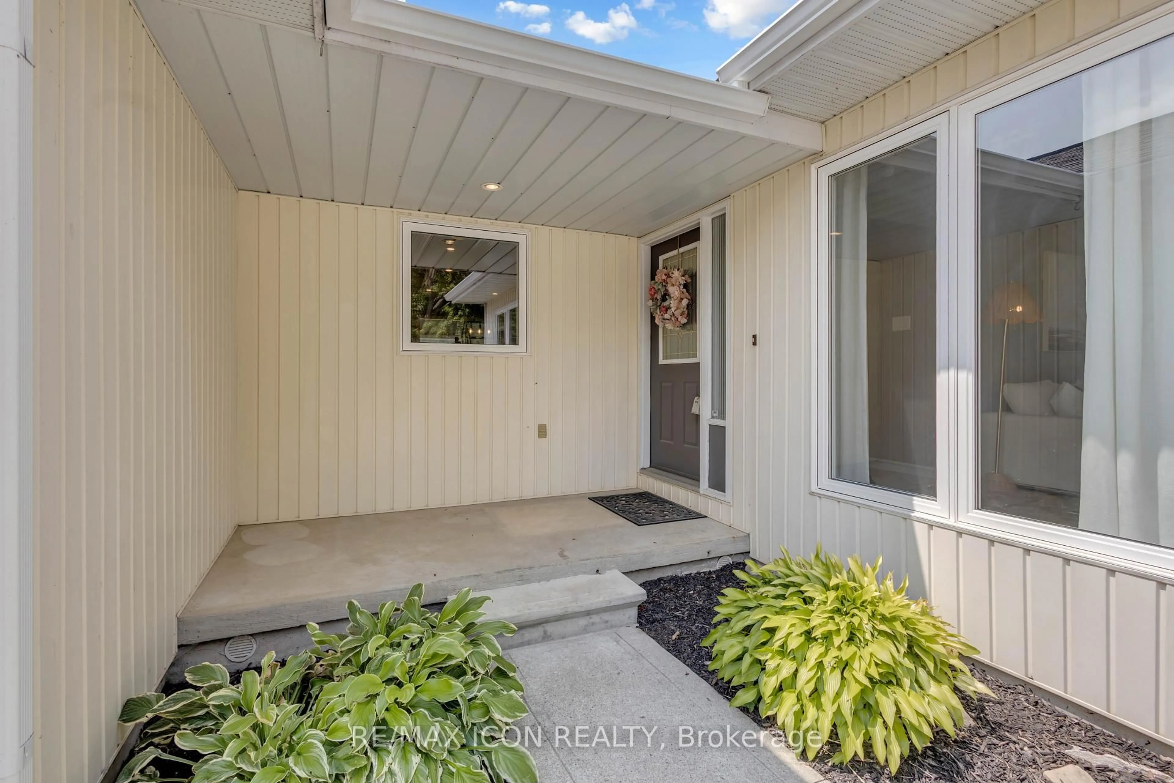 Indoor entryway for 218 Northumberland St, North Dumfries Ontario N0B 1E0