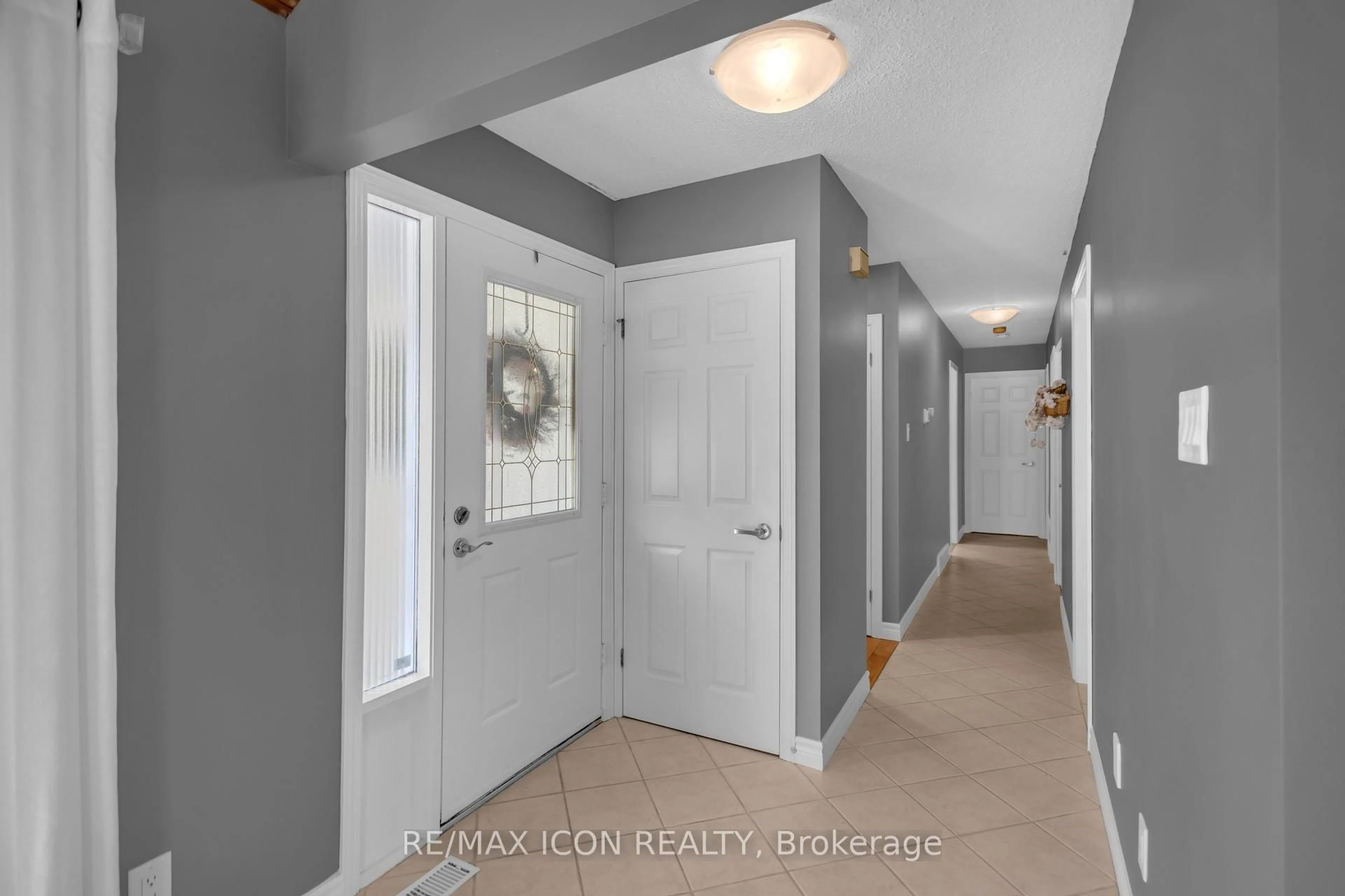 Indoor entryway for 218 Northumberland St, North Dumfries Ontario N0B 1E0