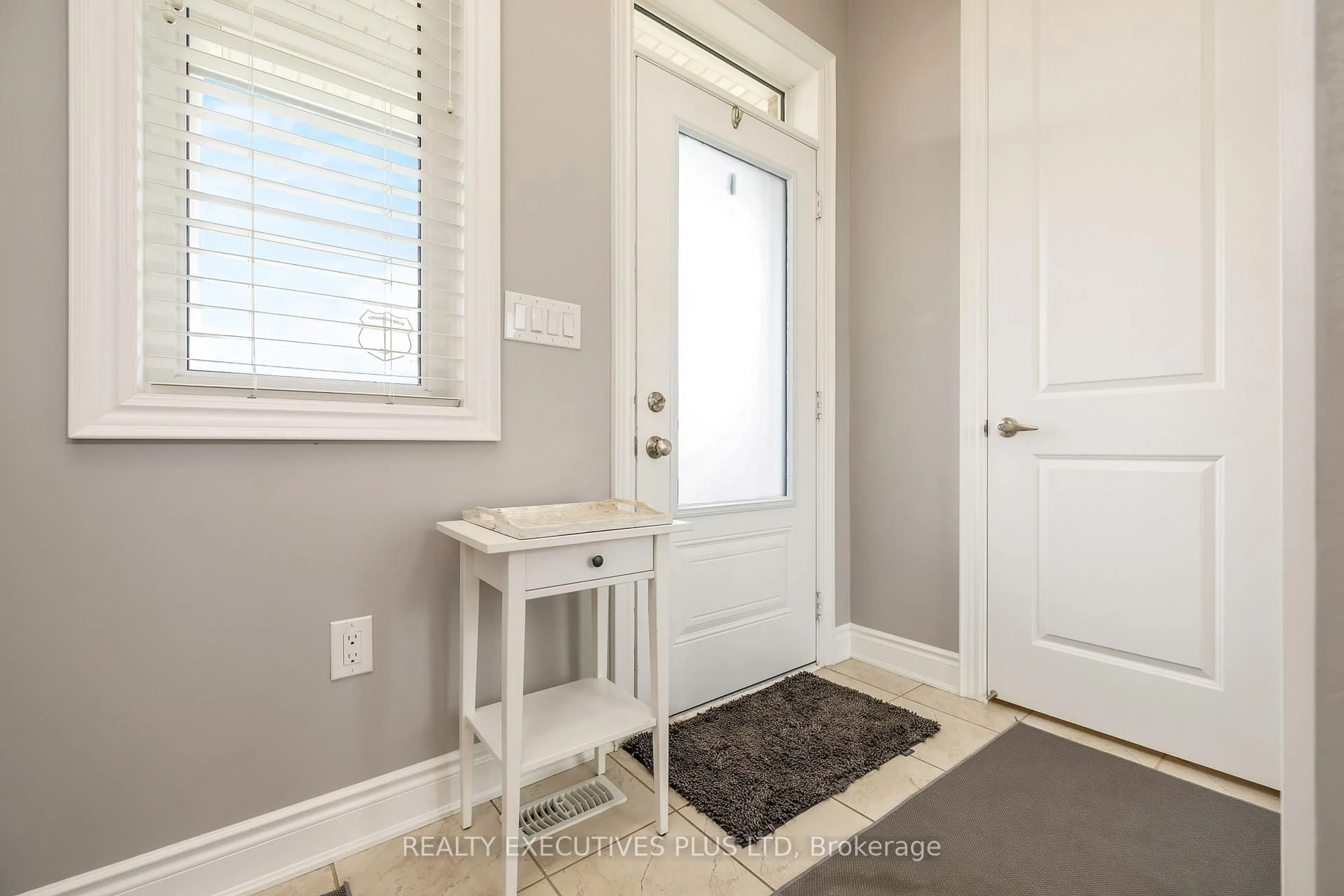Indoor entryway for 86 Stillwater Cres, Hamilton Ontario L0R 2H8