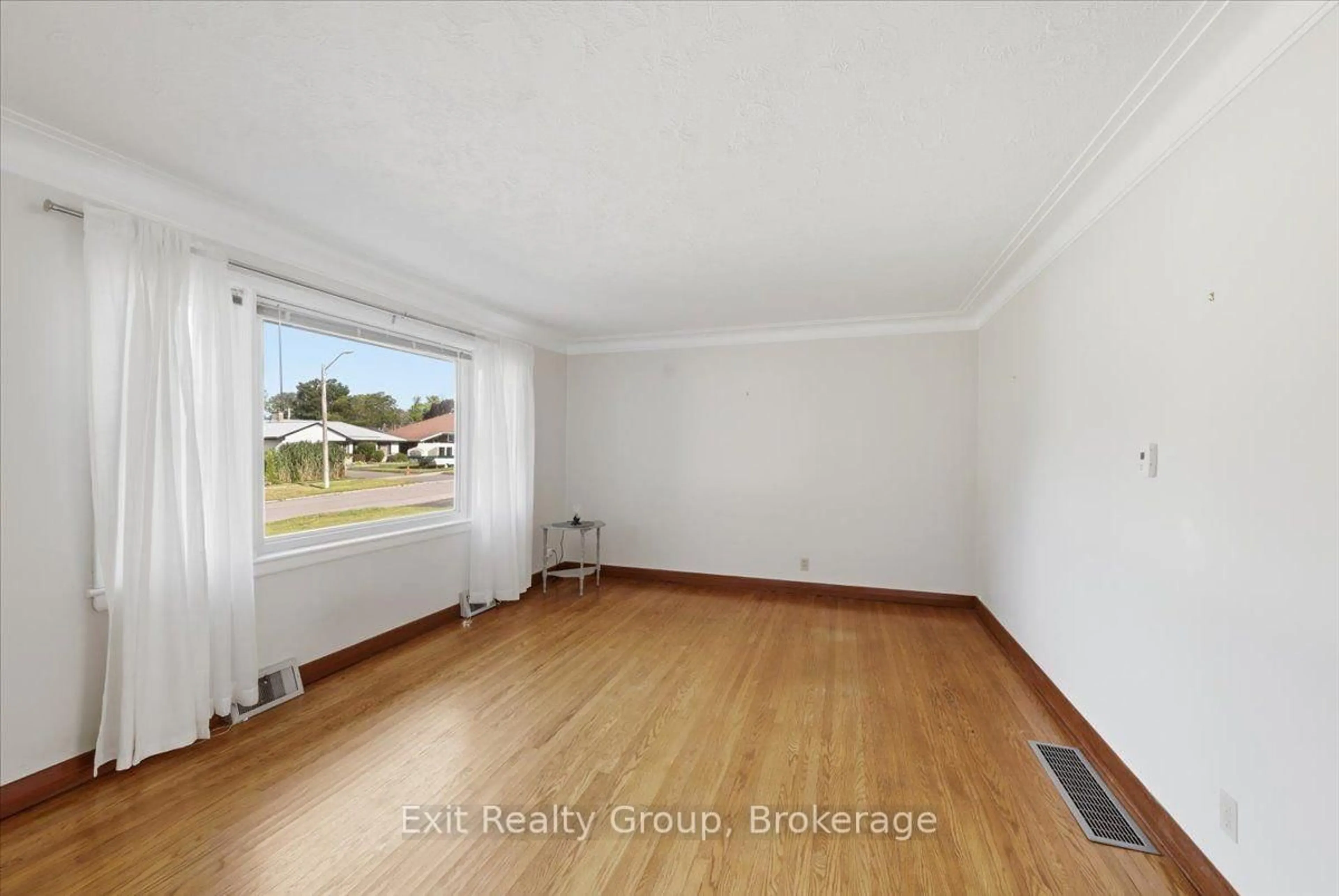 A pic of a room for 33 First Ave, Quinte West Ontario K8V 4C2