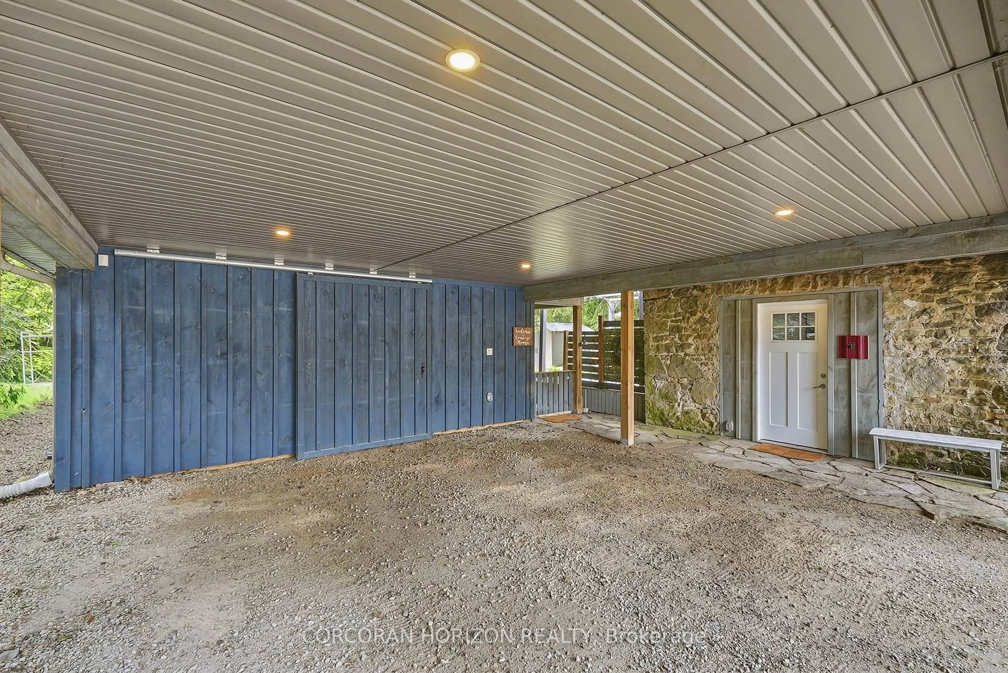 Indoor foyer for 565 St David St, Centre Wellington Ontario N1M 2K5
