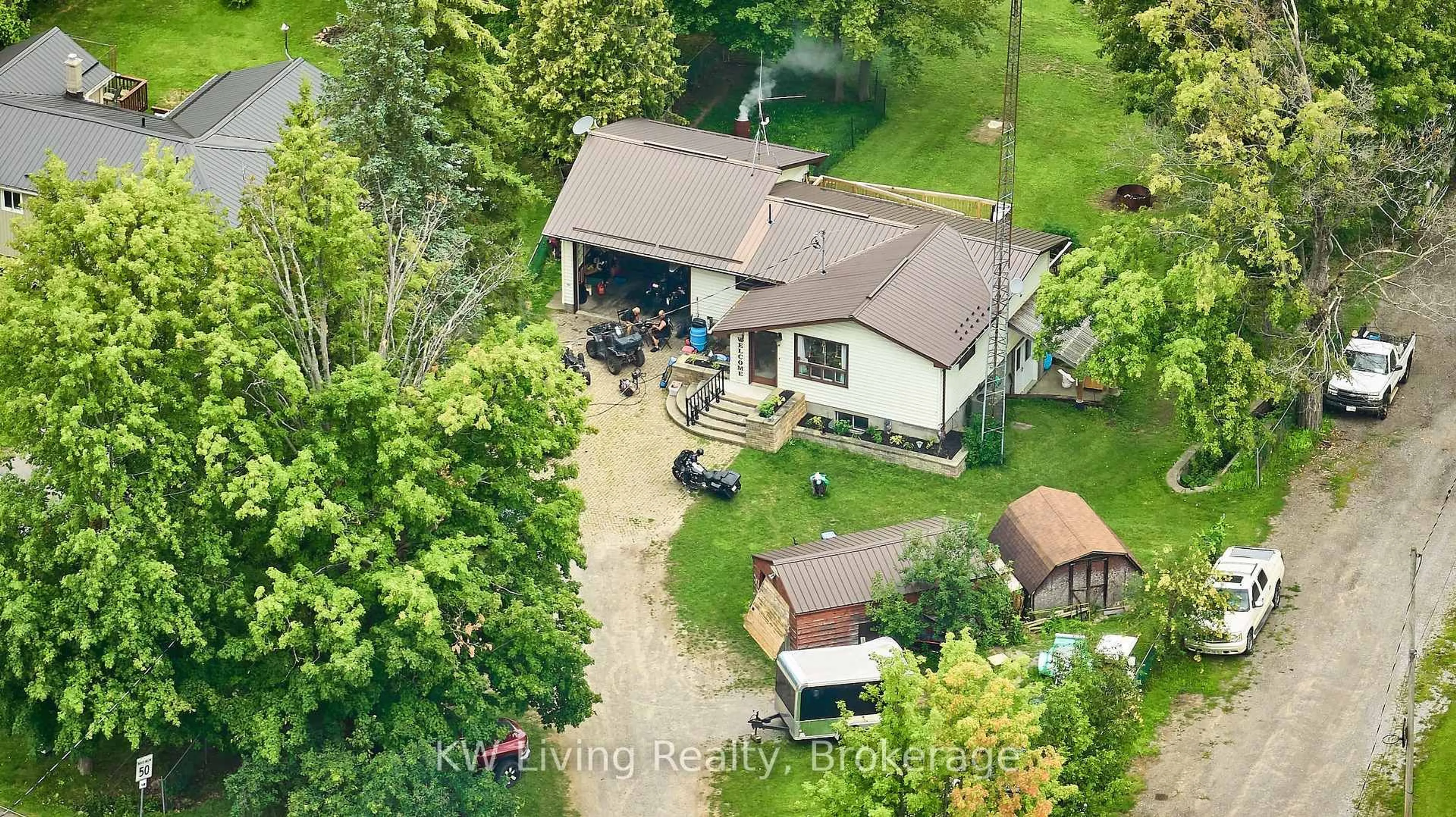 A pic from outside/outdoor area/front of a property/back of a property/a pic from drone, street for 40 Butternut Dr, Kawartha Lakes Ontario K9V 4R1