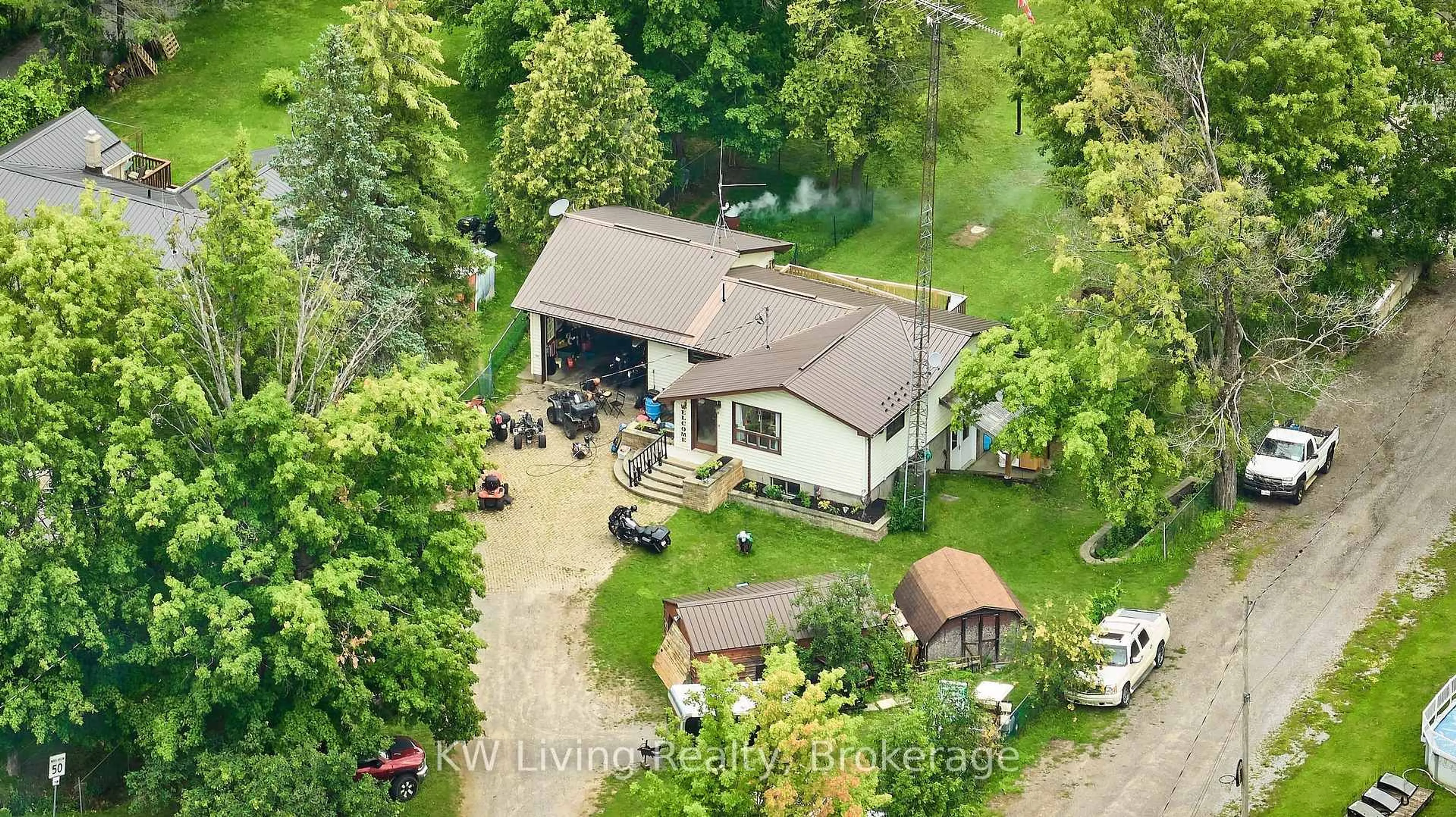 A pic from outside/outdoor area/front of a property/back of a property/a pic from drone, building for 40 Butternut Dr, Kawartha Lakes Ontario K9V 4R1
