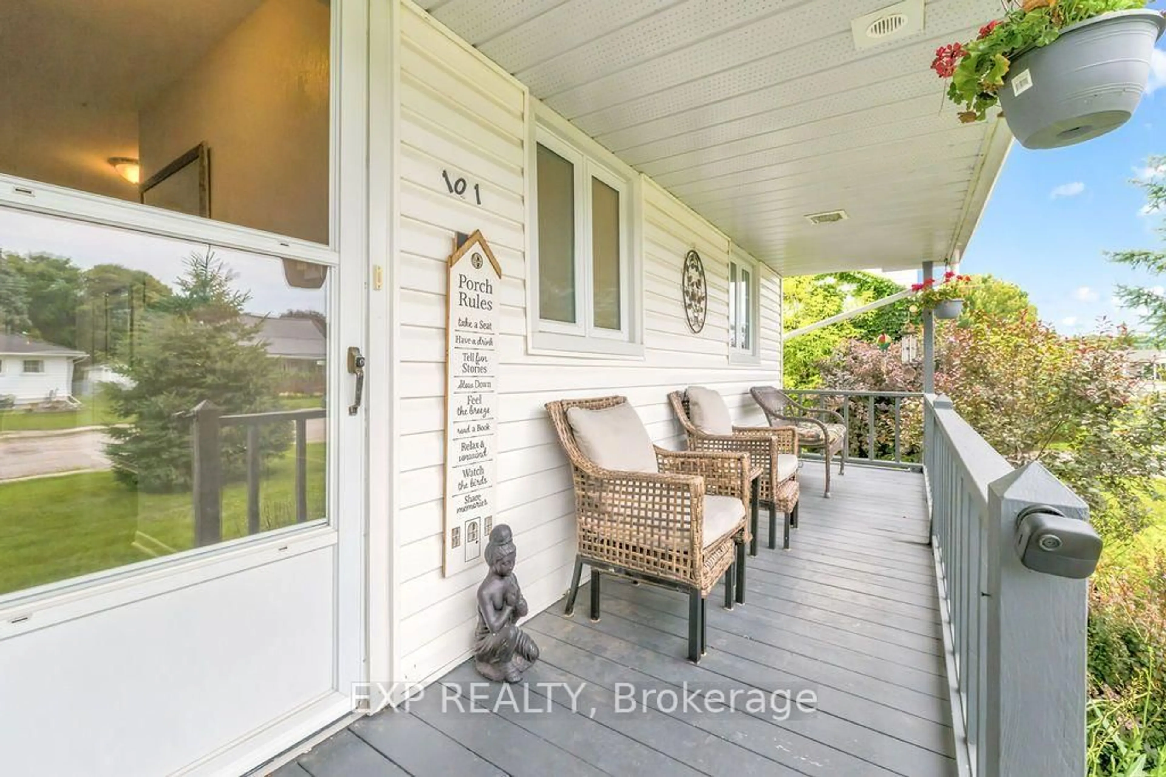 Indoor entryway for 101 Grant Blvd, Renfrew Ontario K7V 2P3