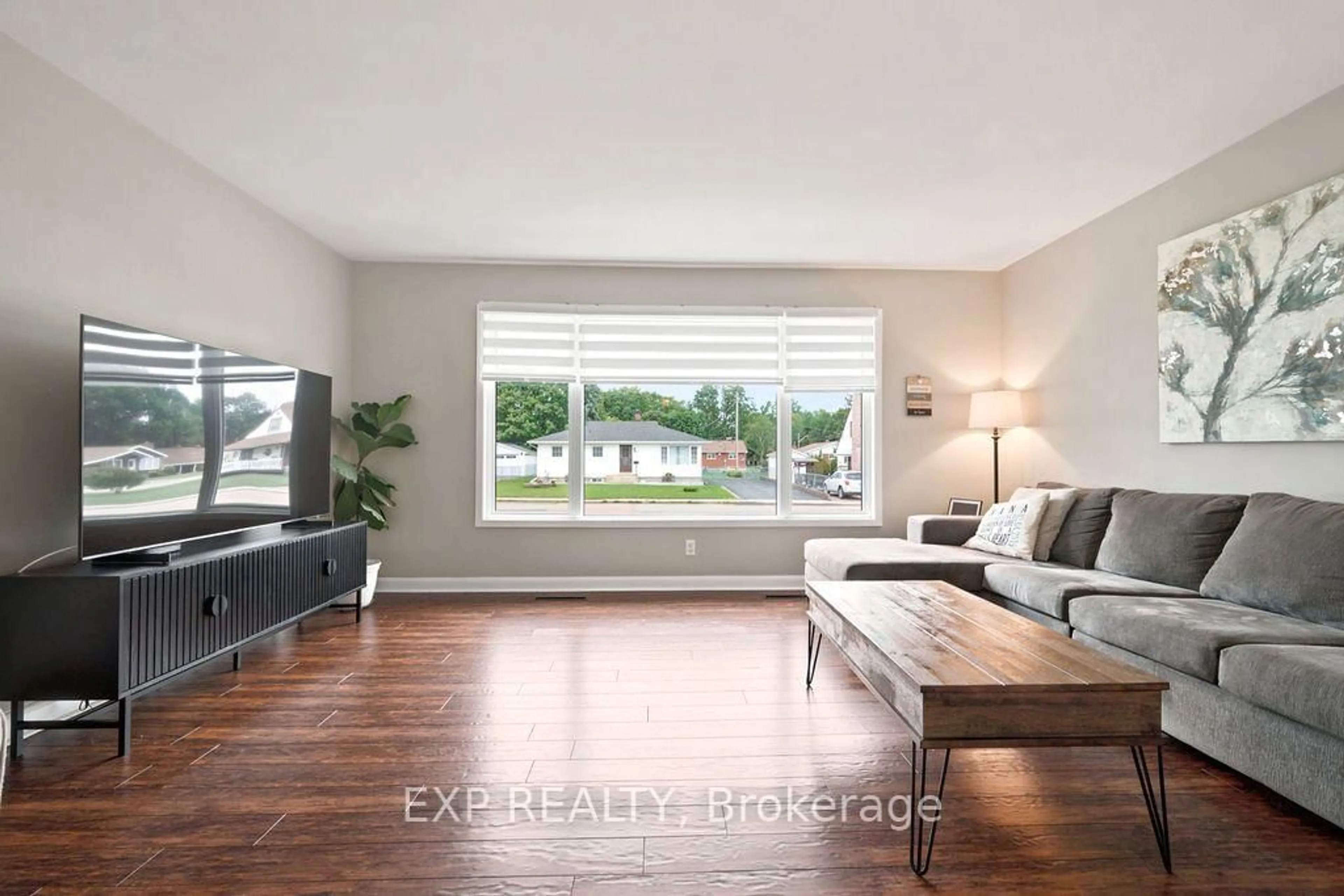 Living room with furniture, wood/laminate floor for 101 Grant Blvd, Renfrew Ontario K7V 2P3