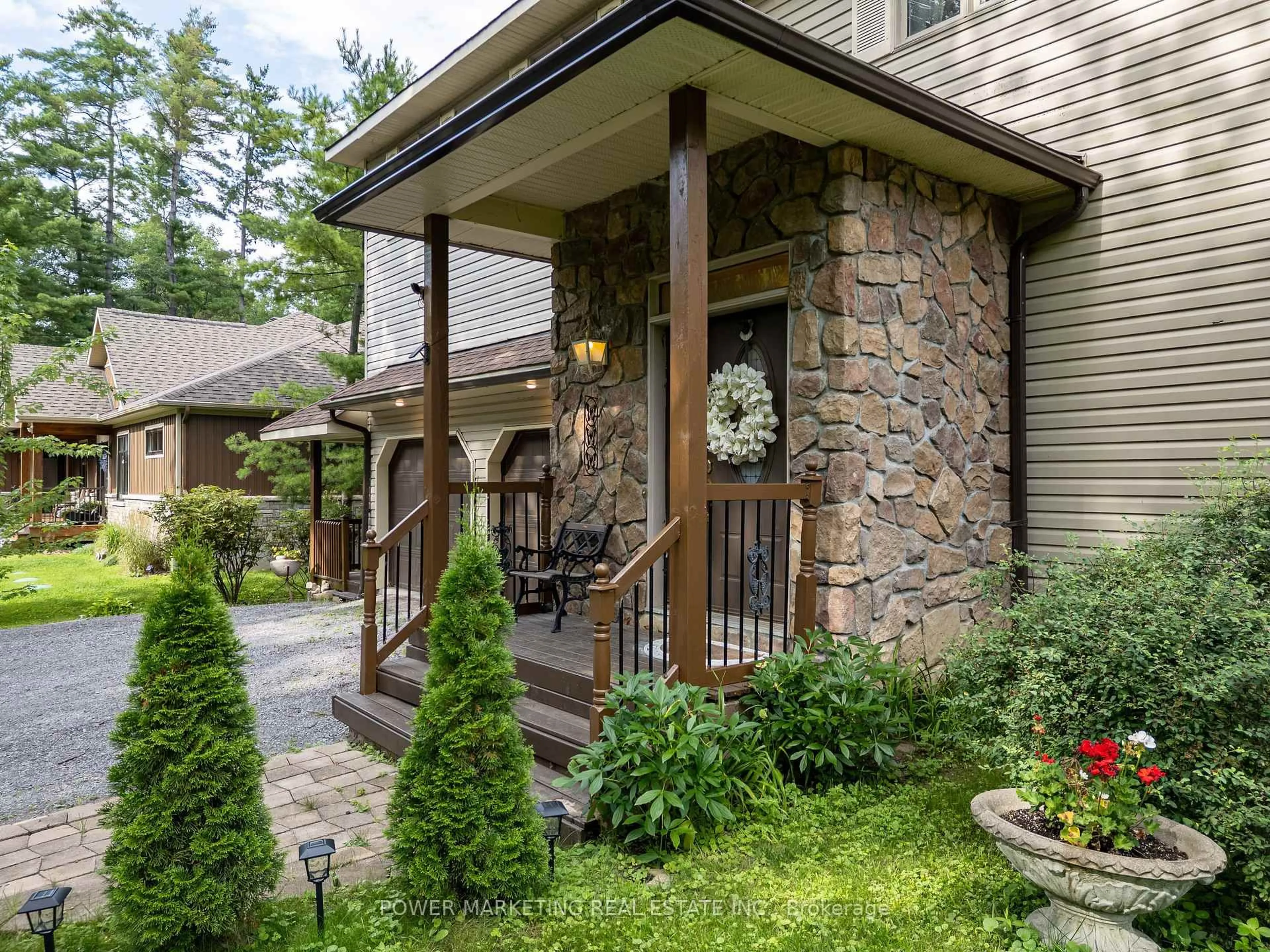 Indoor entryway for 164 Baillie Ave, Ottawa Ontario K0A 3M0