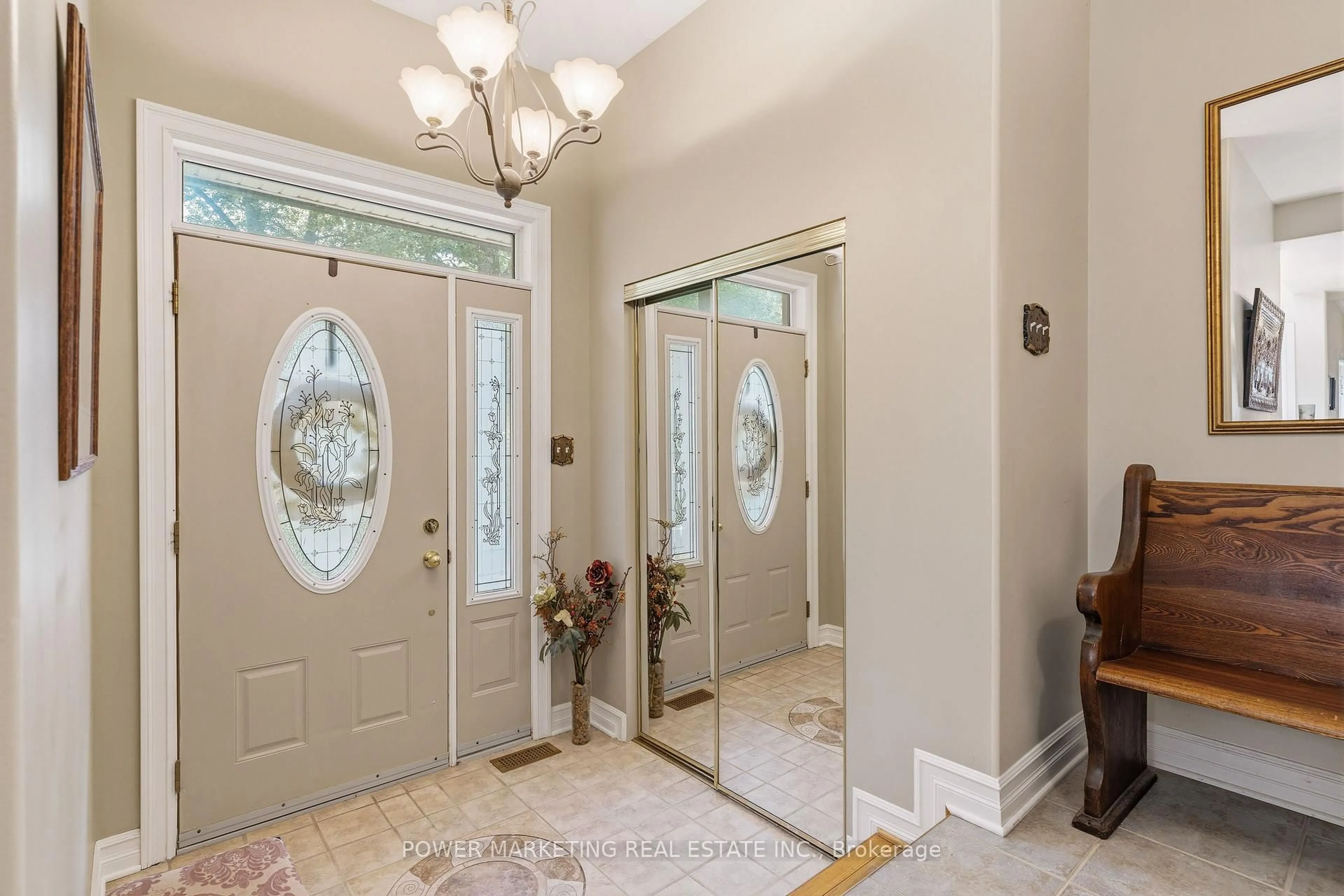 Indoor entryway for 164 Baillie Ave, Ottawa Ontario K0A 3M0