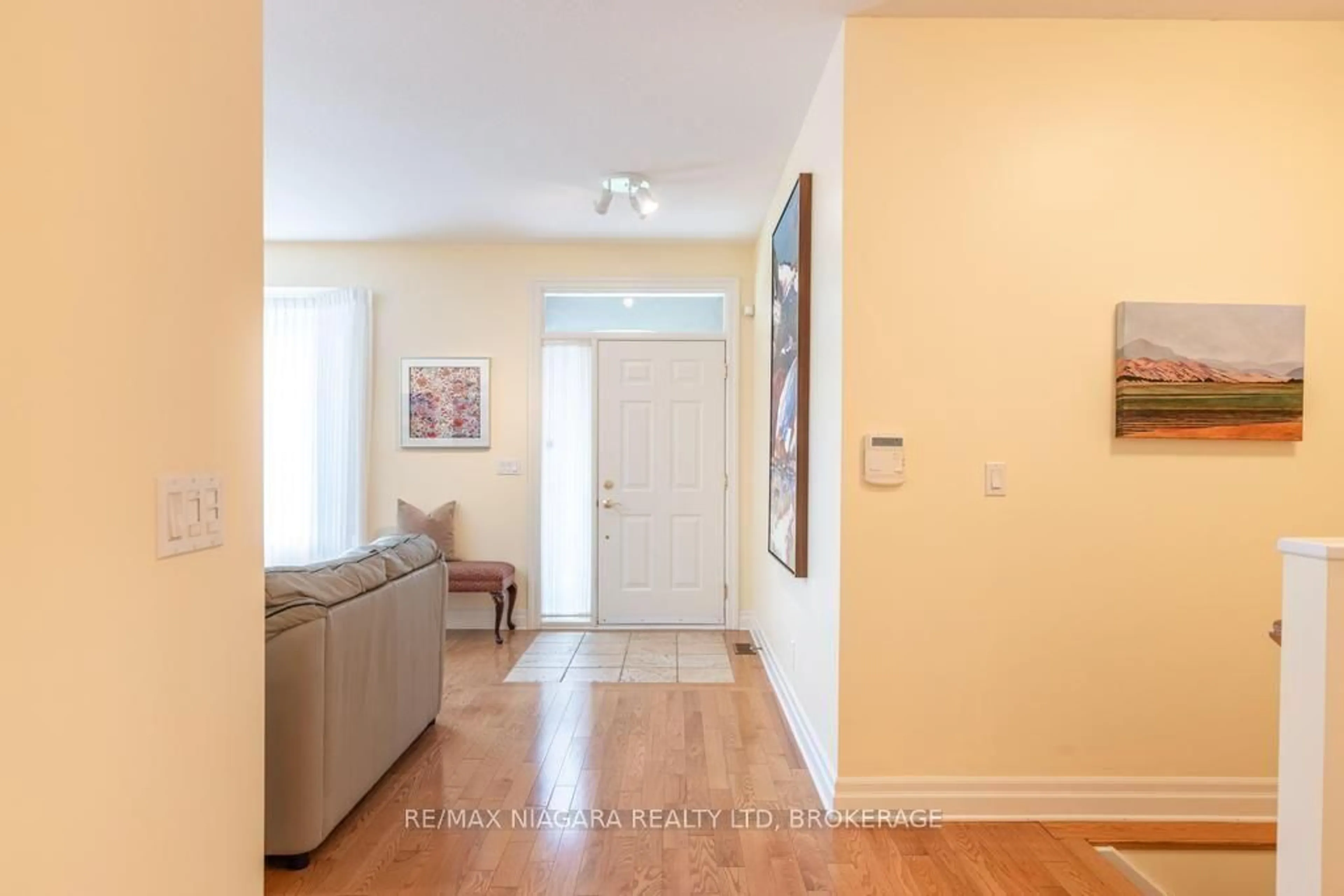 Indoor entryway for 18 James Street St, Niagara-on-the-Lake Ontario L0S 1J0