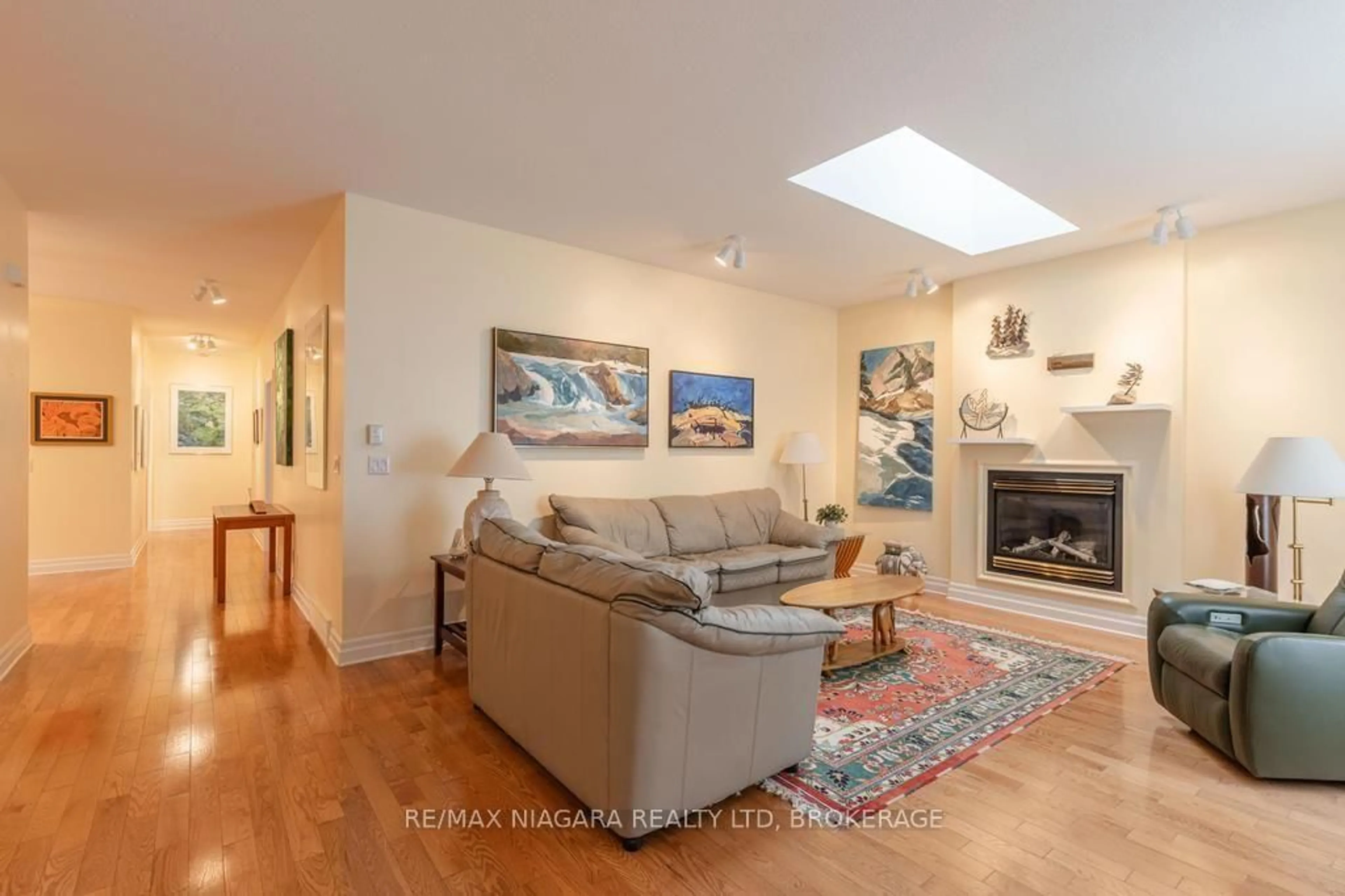 Living room with furniture, unknown for 18 James Street St, Niagara-on-the-Lake Ontario L0S 1J0