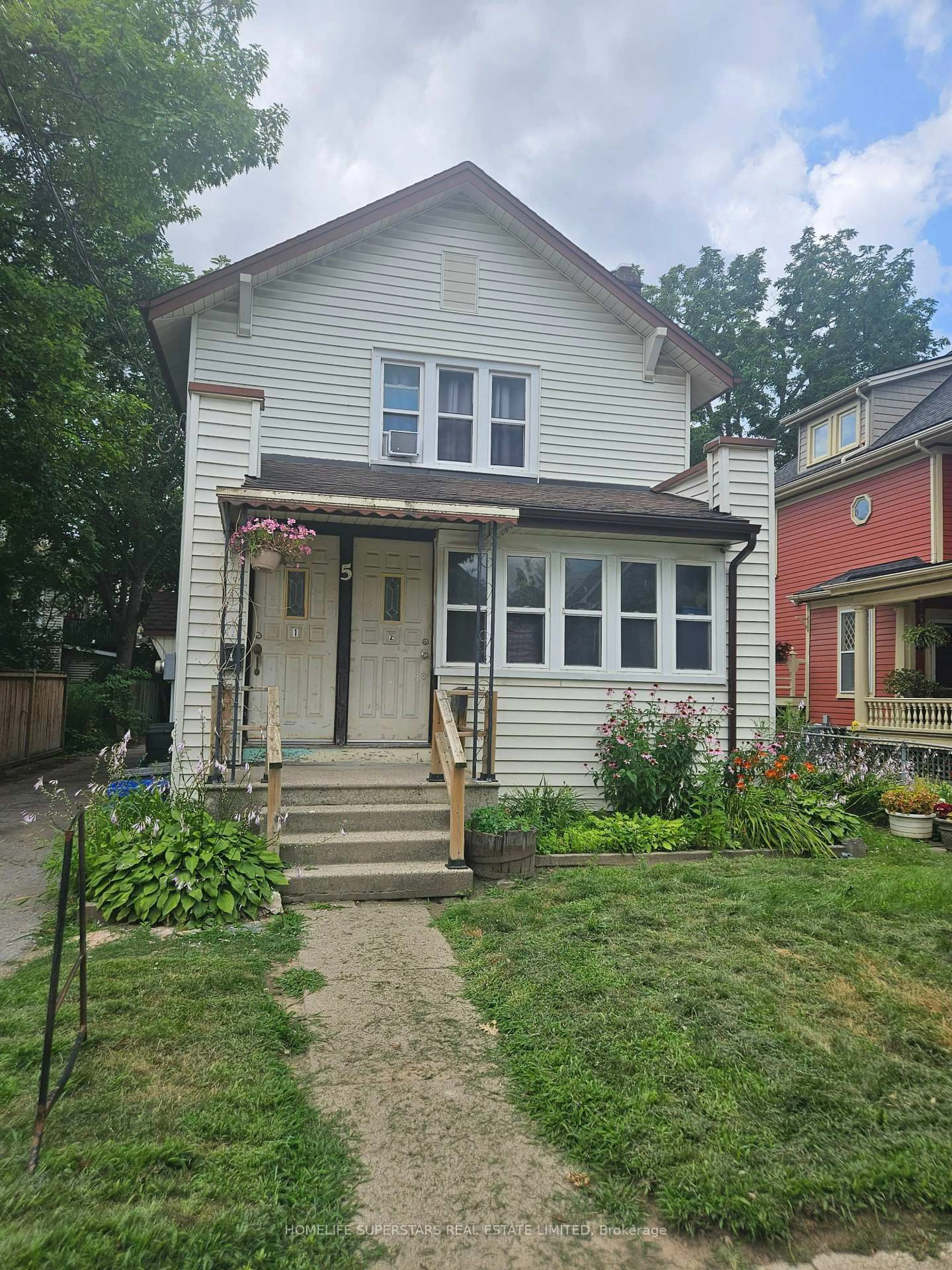 Home with vinyl exterior material, street for 5 Thomas St, St. Catharines Ontario L2R 6L7