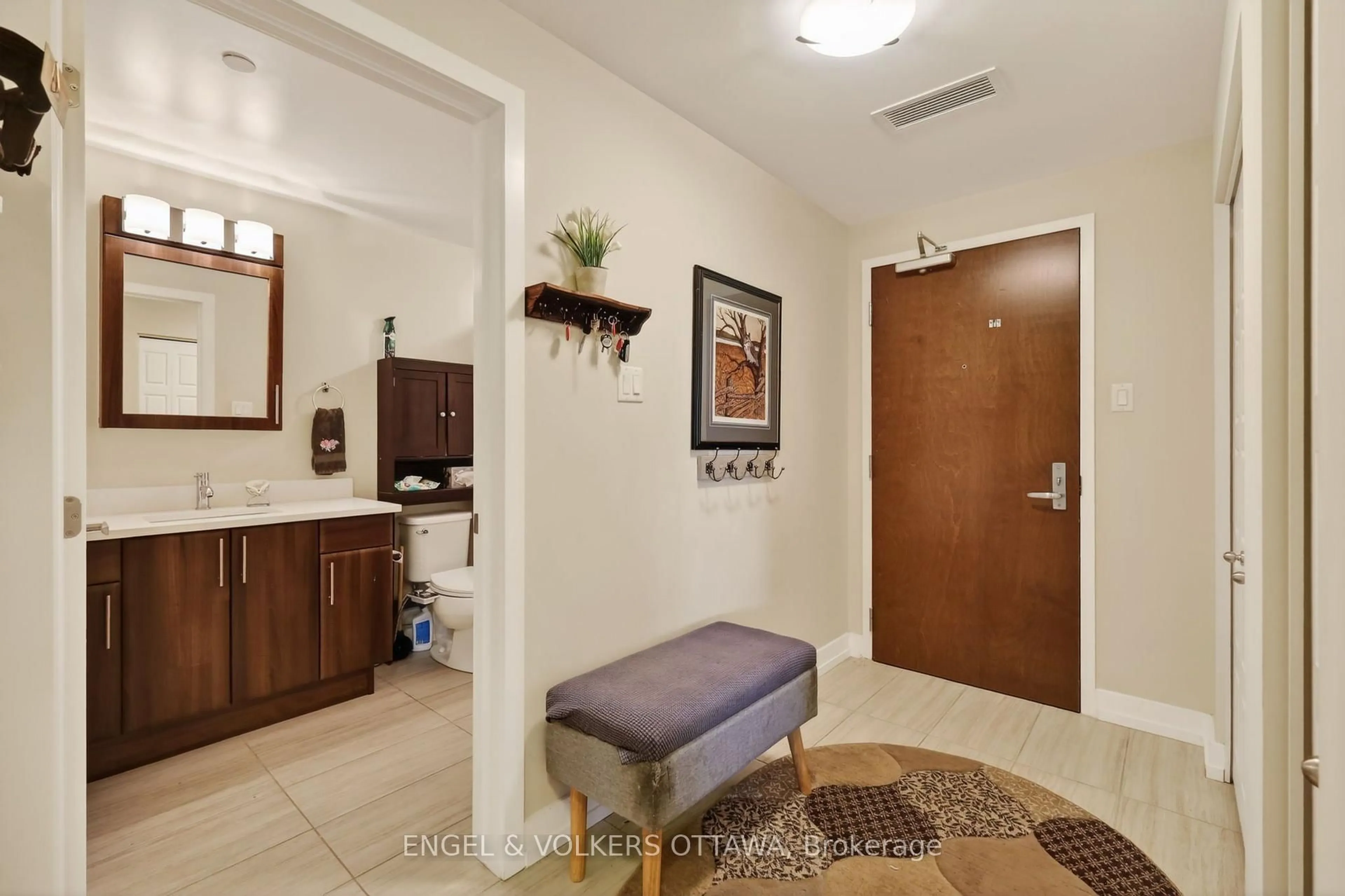 Indoor entryway for 330 Titan Private #711, Ottawa Ontario K2G 1G3