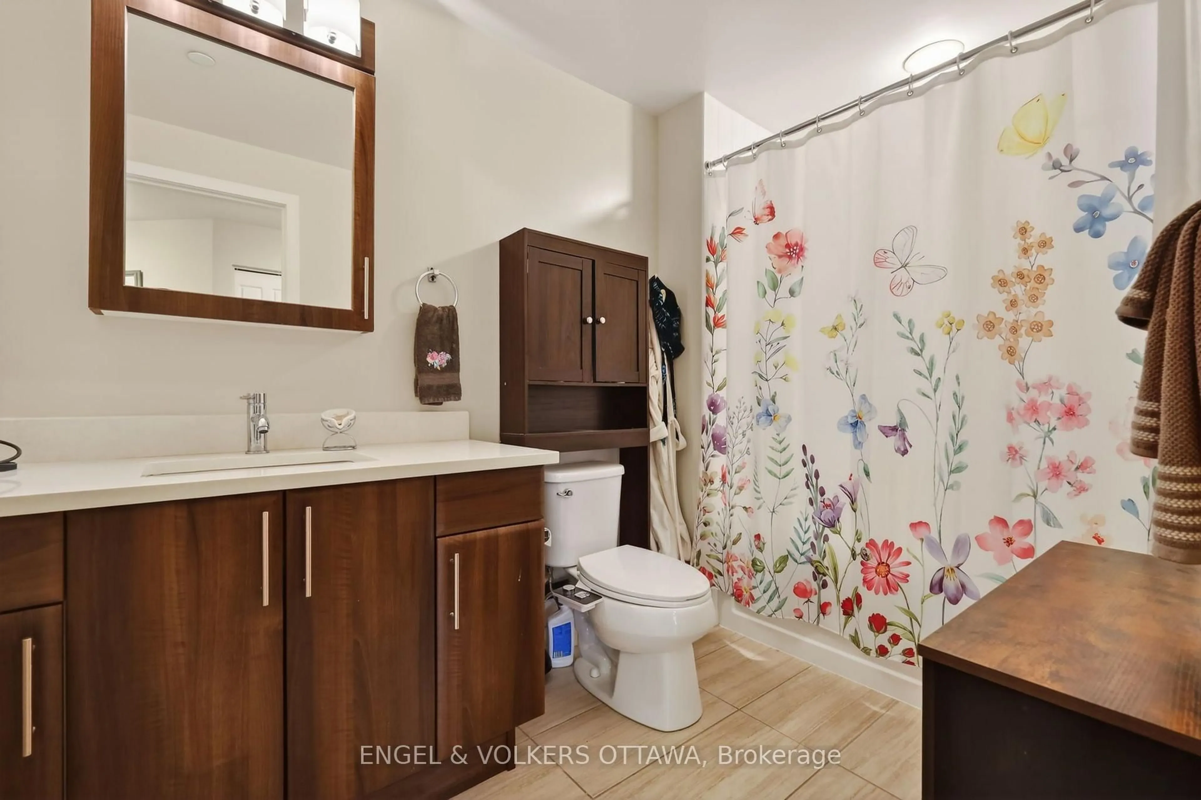 Standard bathroom, unknown for 330 Titan Private #711, Ottawa Ontario K2G 1G3