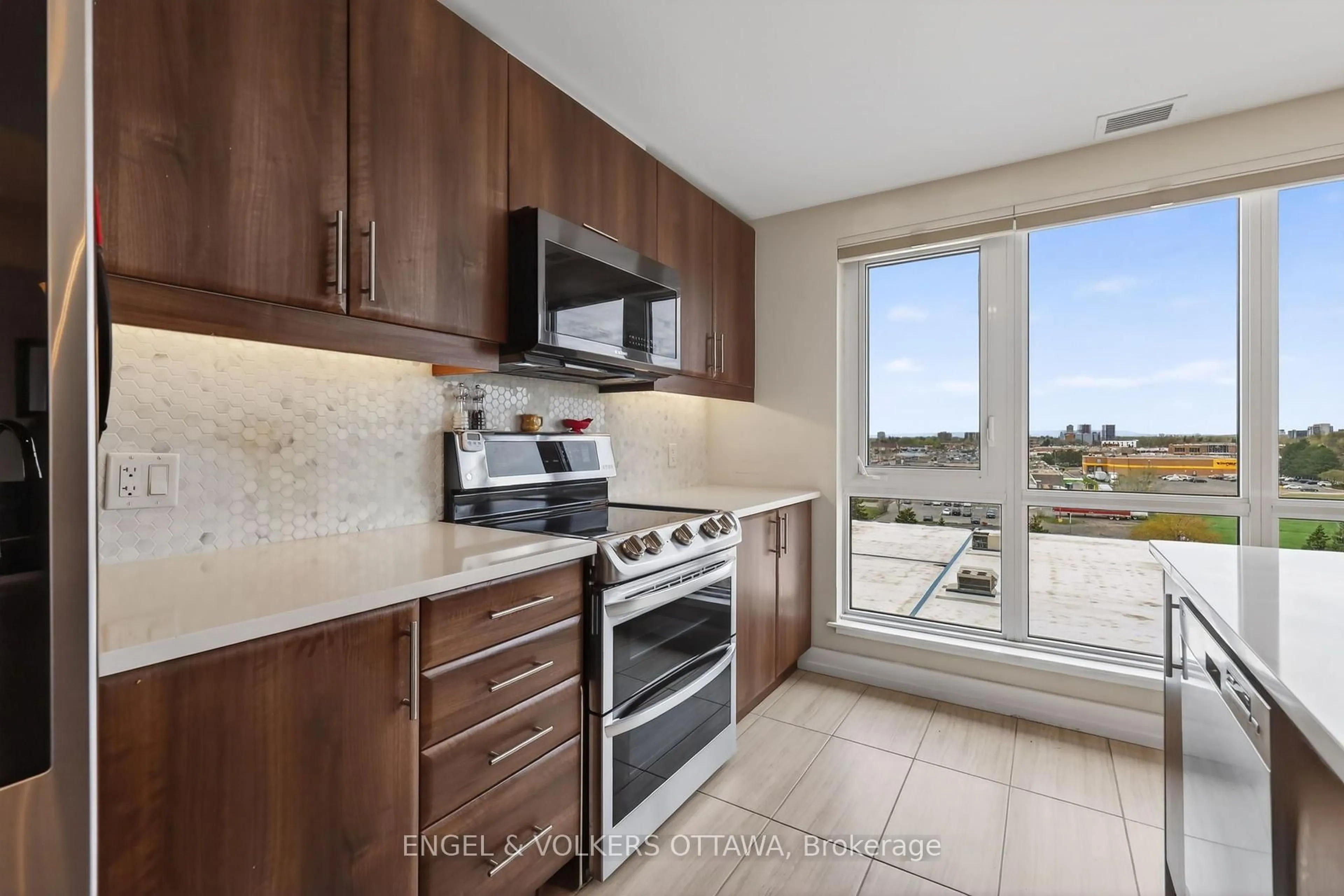 Standard kitchen, ceramic/tile floor for 330 Titan Private #711, Ottawa Ontario K2G 1G3