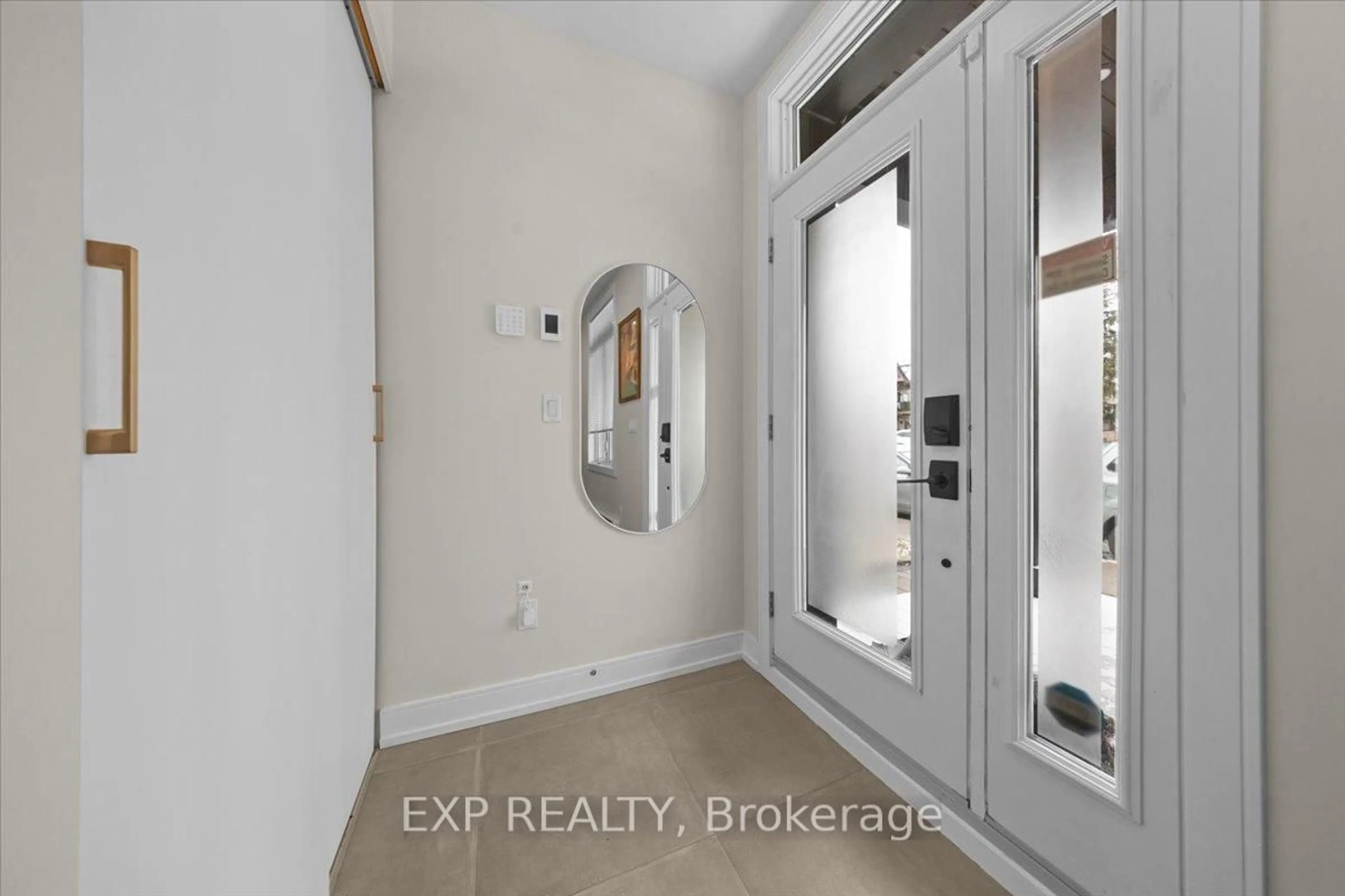 Indoor entryway for 185 Deschamps Ave, Ottawa Ontario K1L 5Z3