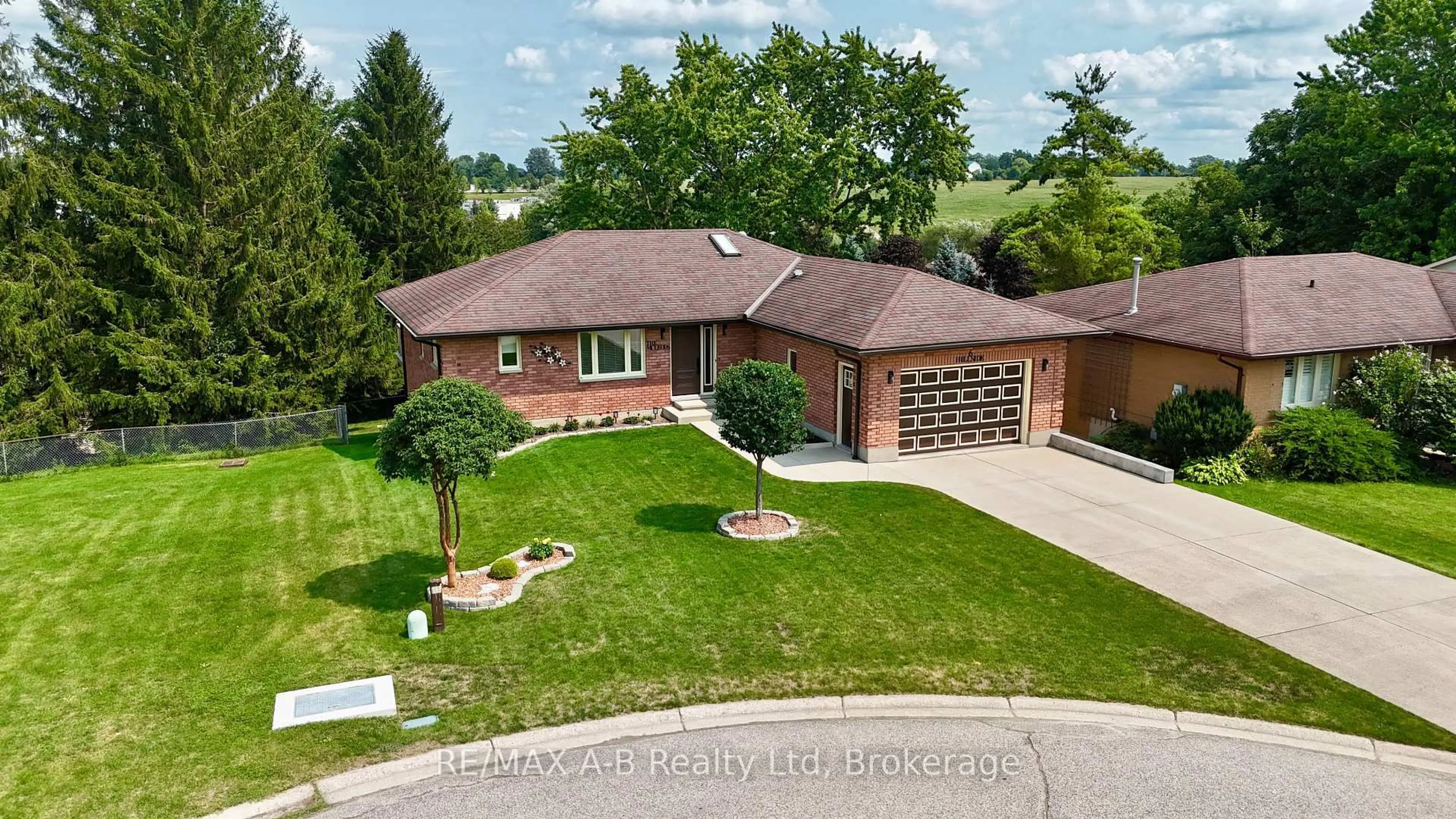 A pic from outside/outdoor area/front of a property/back of a property/a pic from drone, street for 6 Hillside Crt, St. Marys Ontario N4X 1C3