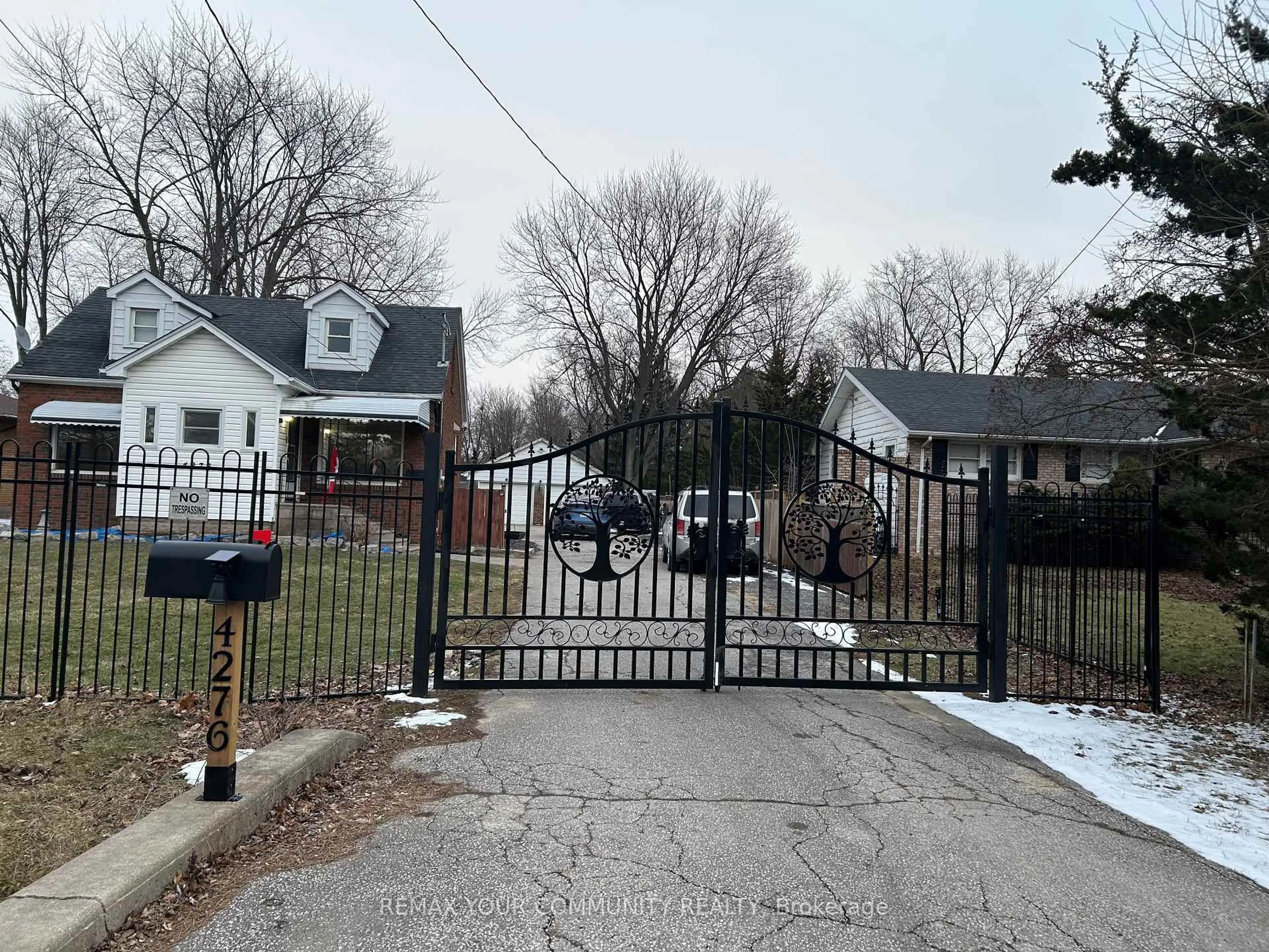 A pic from outside/outdoor area/front of a property/back of a property/a pic from drone, street for 4276 Howard Ave, Windsor Ontario N9G 1P3
