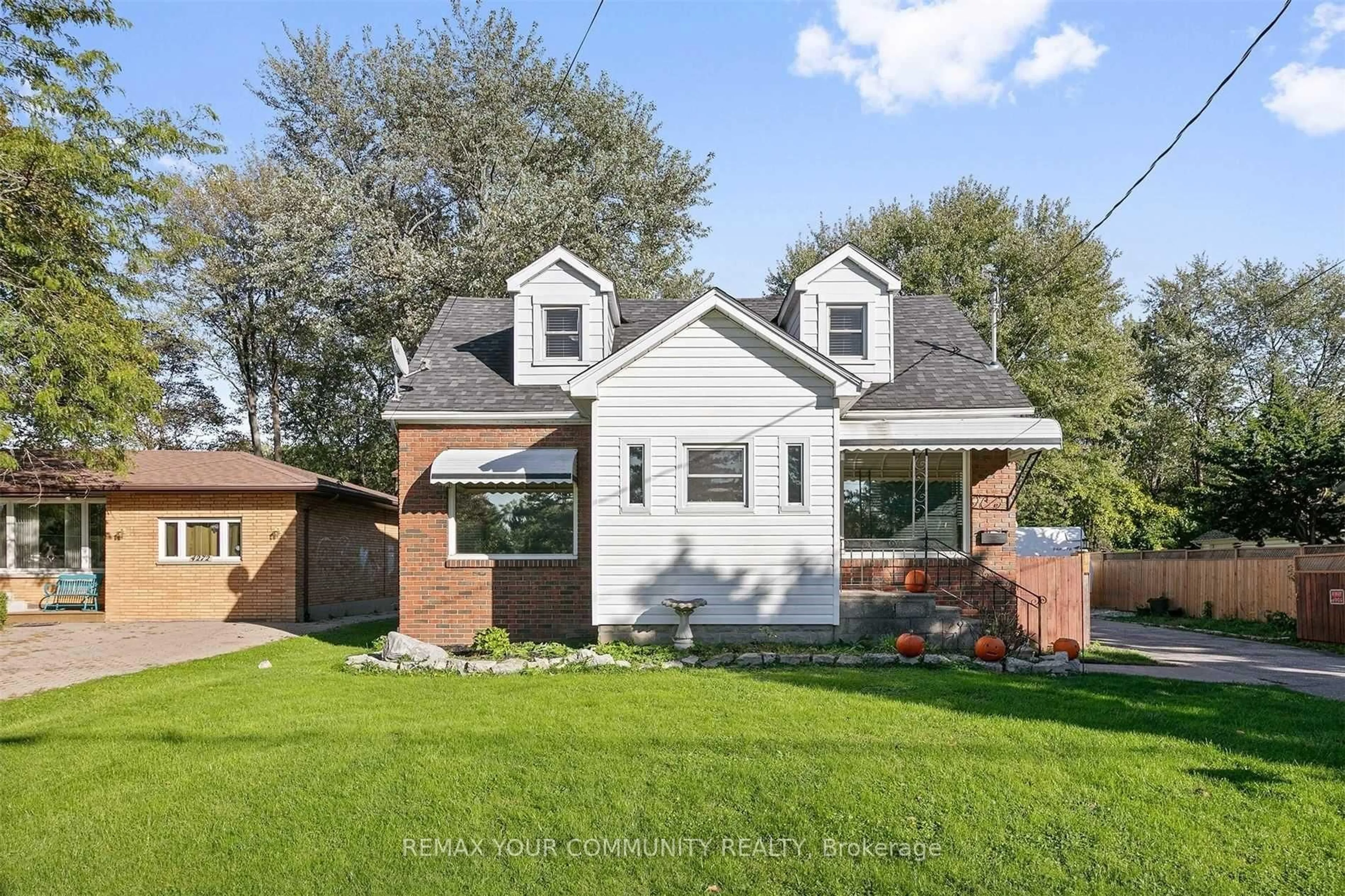 Home with brick exterior material, street for 4276 Howard Ave, Windsor Ontario N9G 1P3